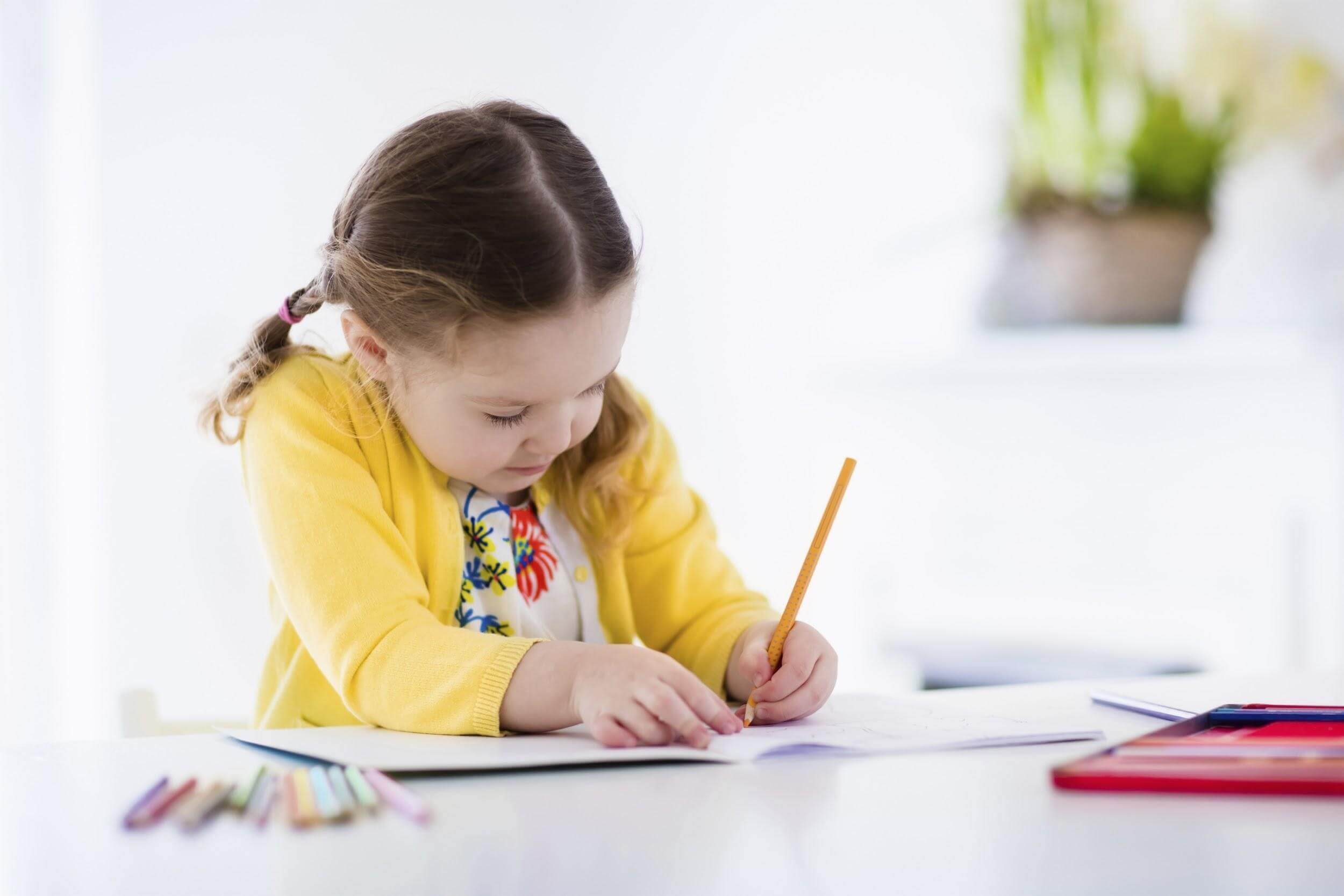 Thuisonderwijs peuterspeelzaal & kleuters; 75 opdrachten en werkbladen - Mamaliefde