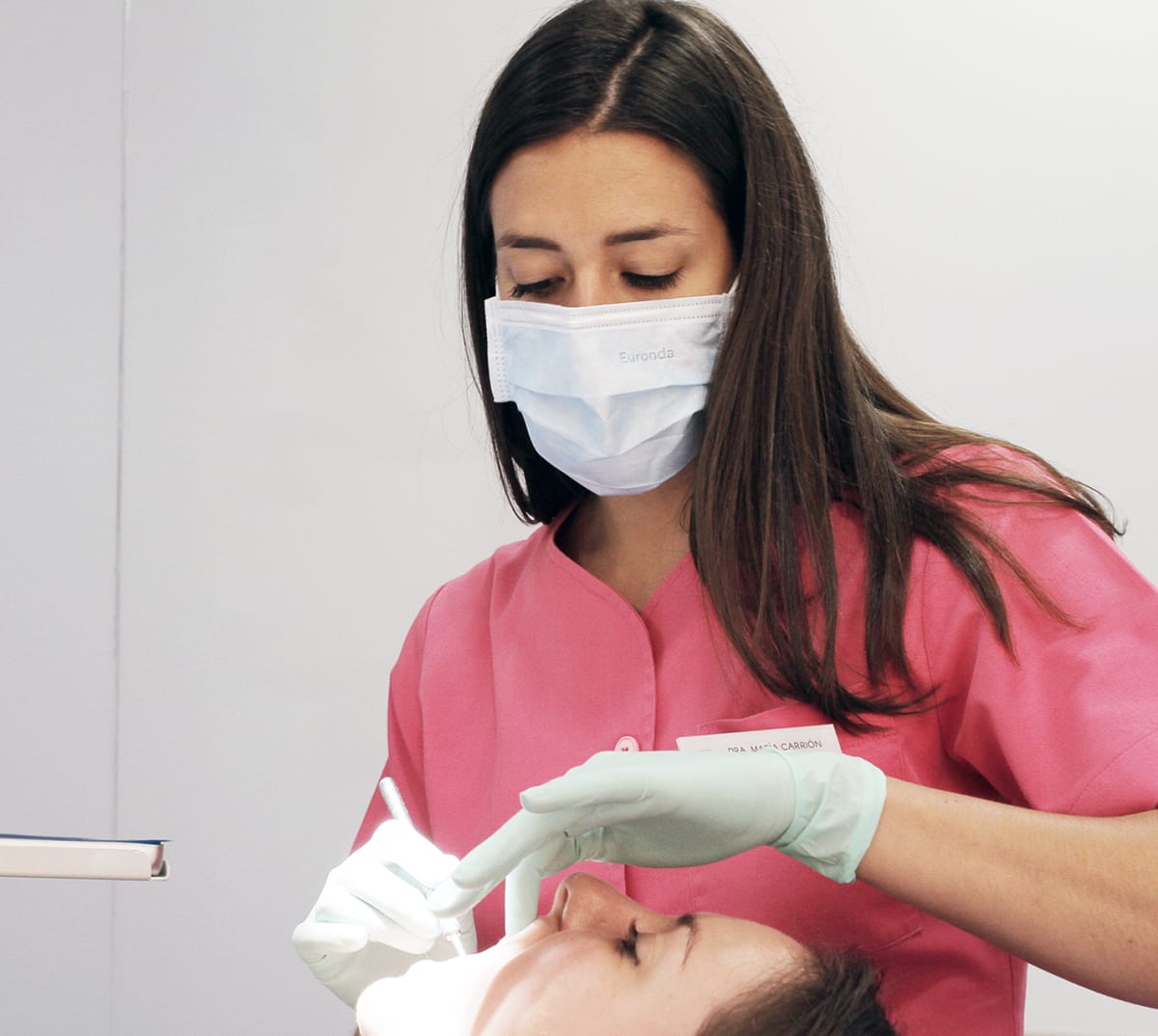 Doctora María Carrión, especialista en prostodoncia y estética dental