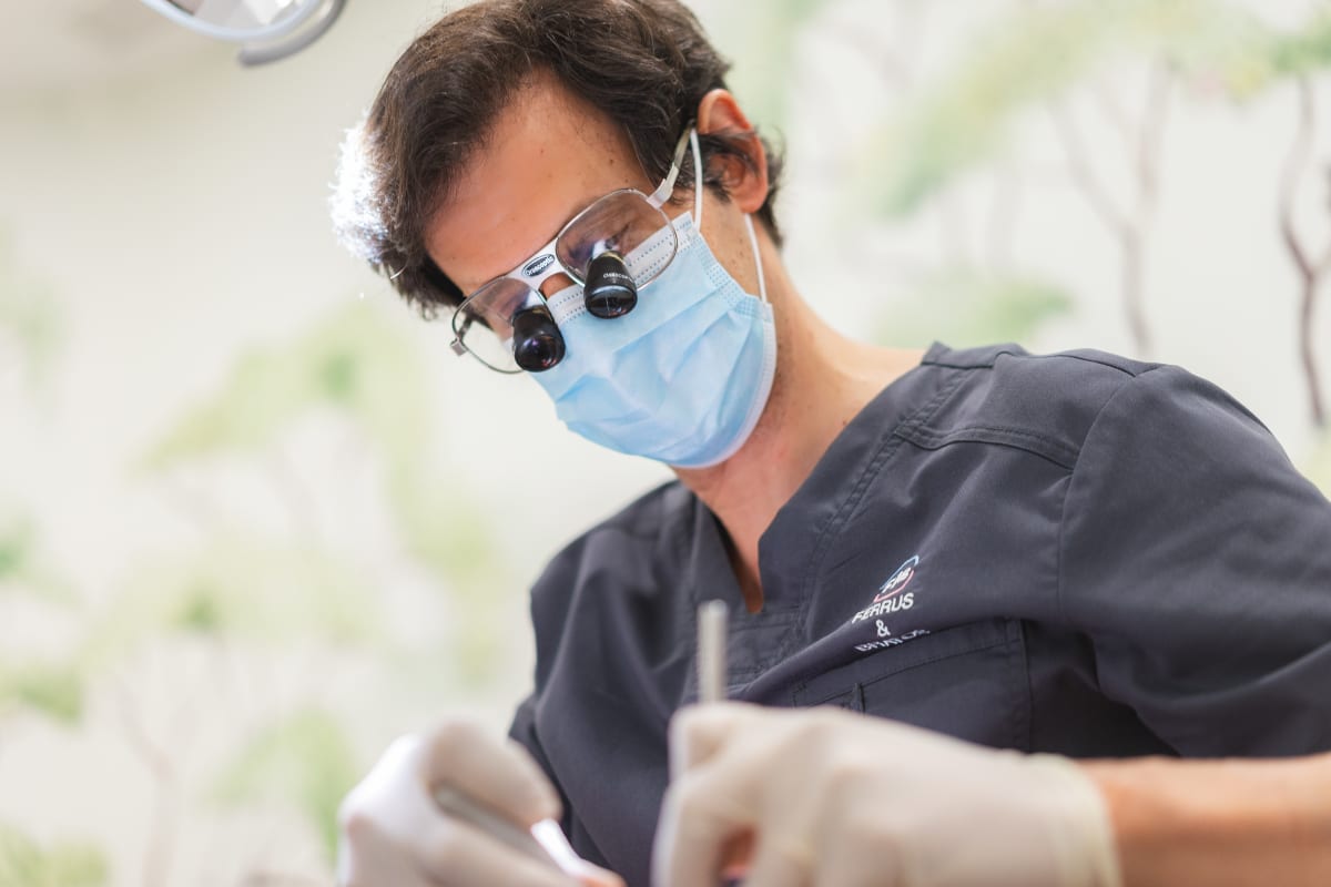 Qué cuidados requiere un implante dental
