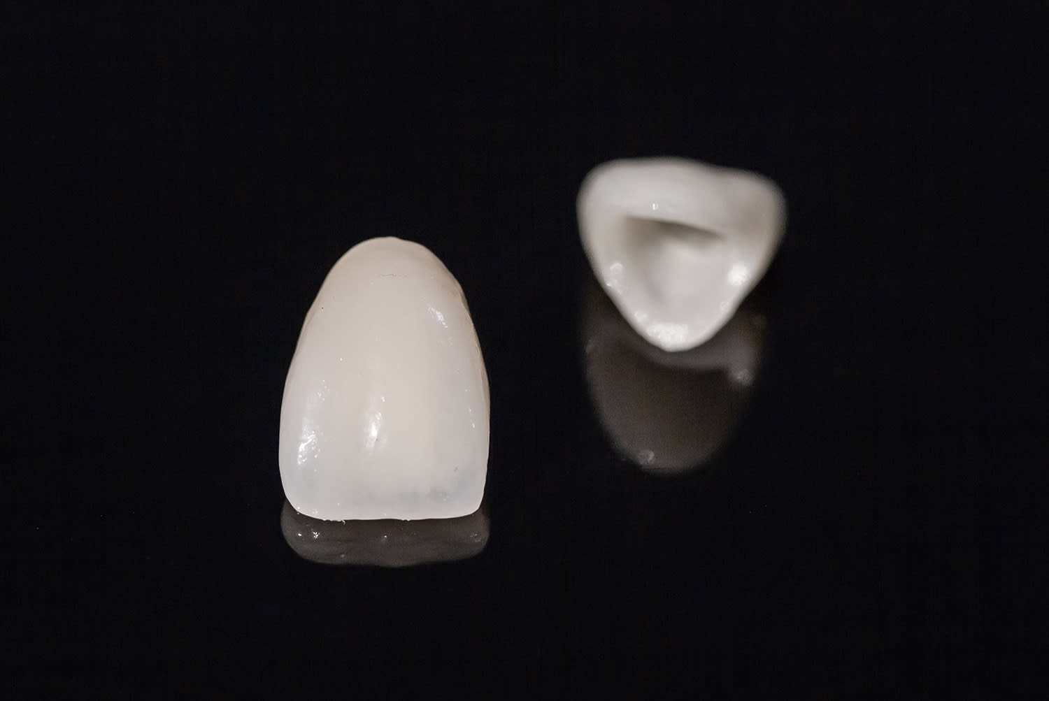 La corona tiene el mismo aspecto que un diente real