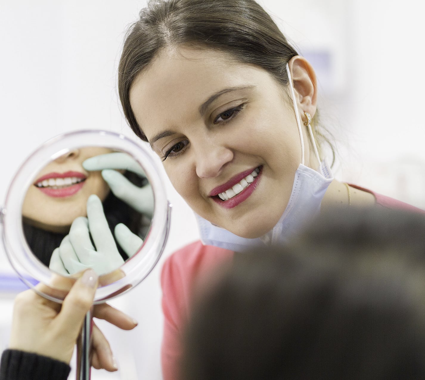 Doctora Miriam Alonso, especialista en prostodoncia y estética dental