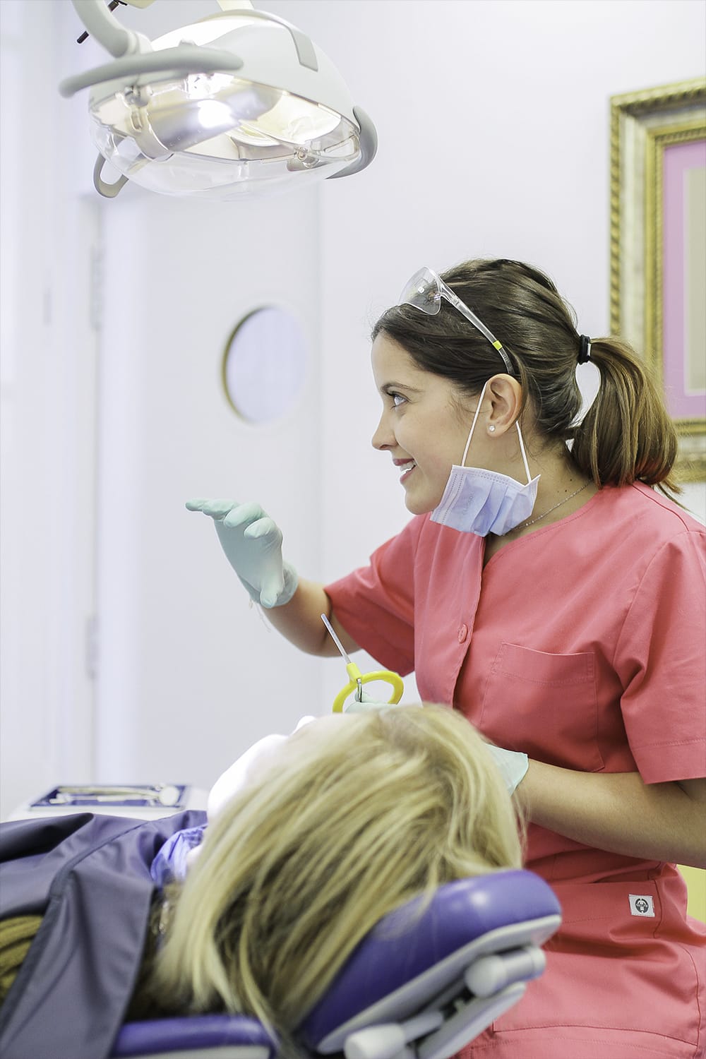Doctora Miriam Alonso, especialista en prótesis dentales en Ferrus & Bratos