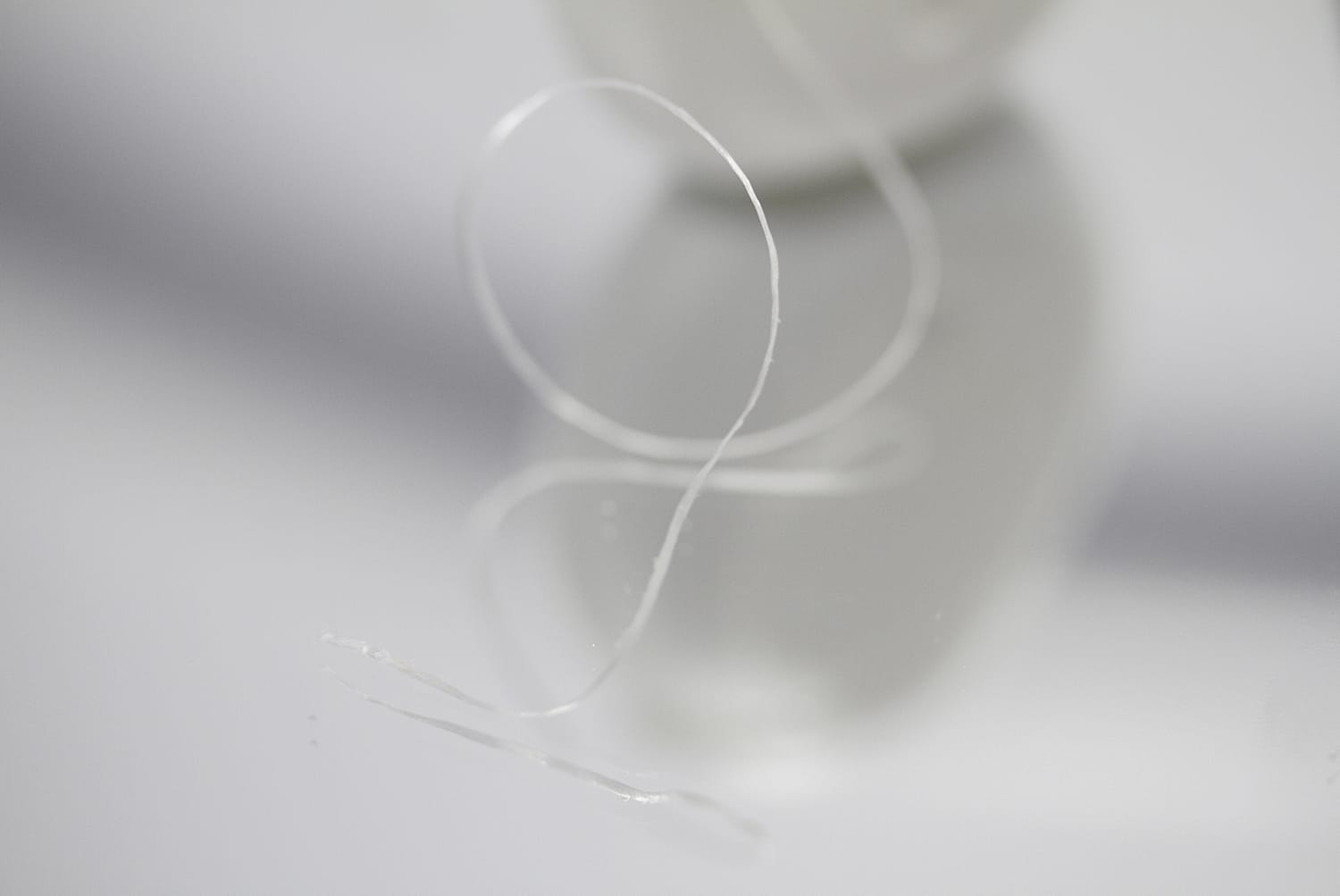 Uso de seda dental en limpieza bucodental profesional