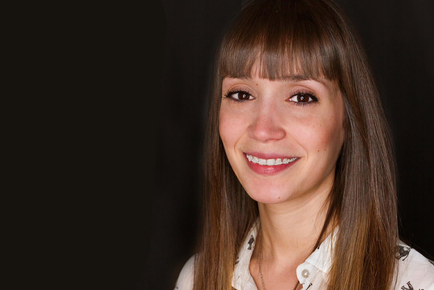 Paciente con brackets de zafiro