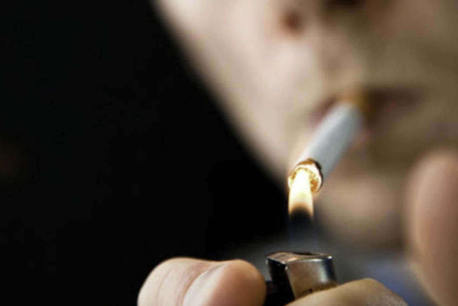 ¿Se puede fumar con implantes dentales?