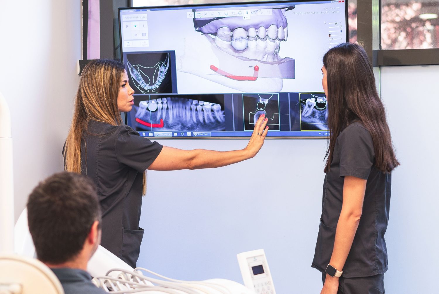 Cirujana enseñando caso de implantes con poco hueso