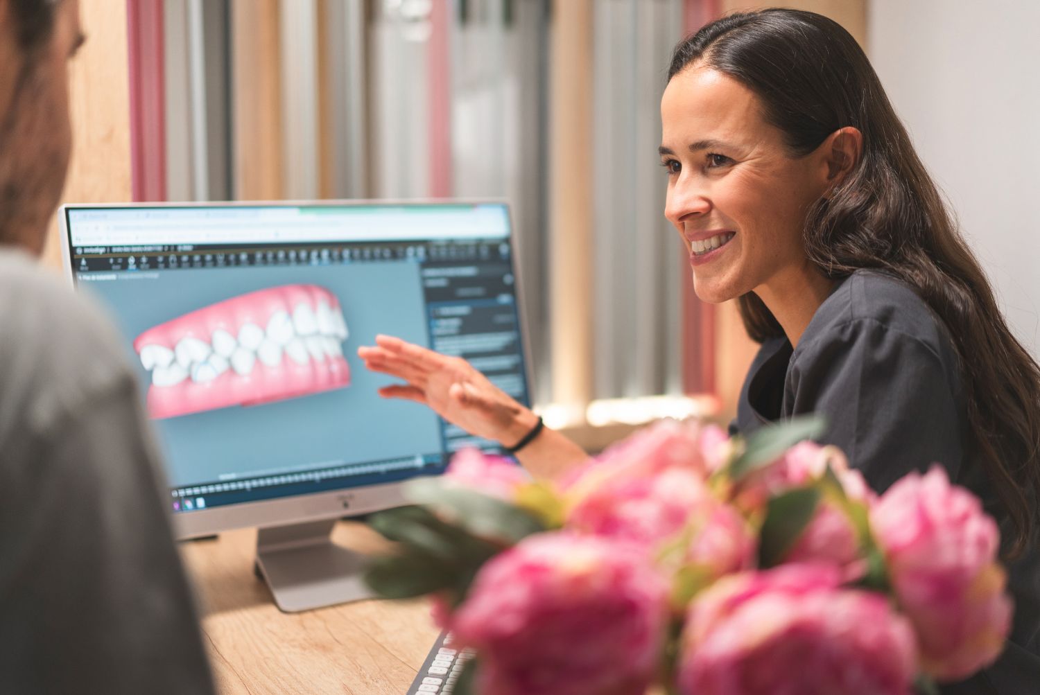 Ortodoncista explicando caso de ortodoncia invisible