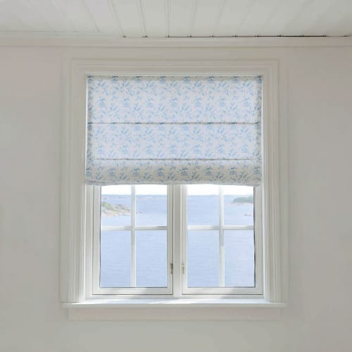 Liftgardin hvit m/blå blader 120x130 cm Songvaar