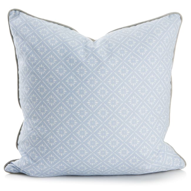 Pute lys blå m/hvitt mønster 50x50 cm Songvaar