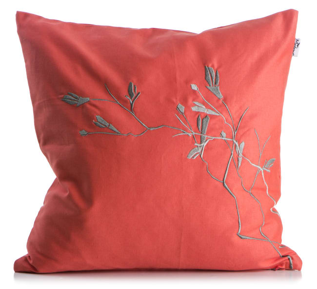 Madame pute m/dunfyll korall m/brodert blomsterranke 50x50 cm