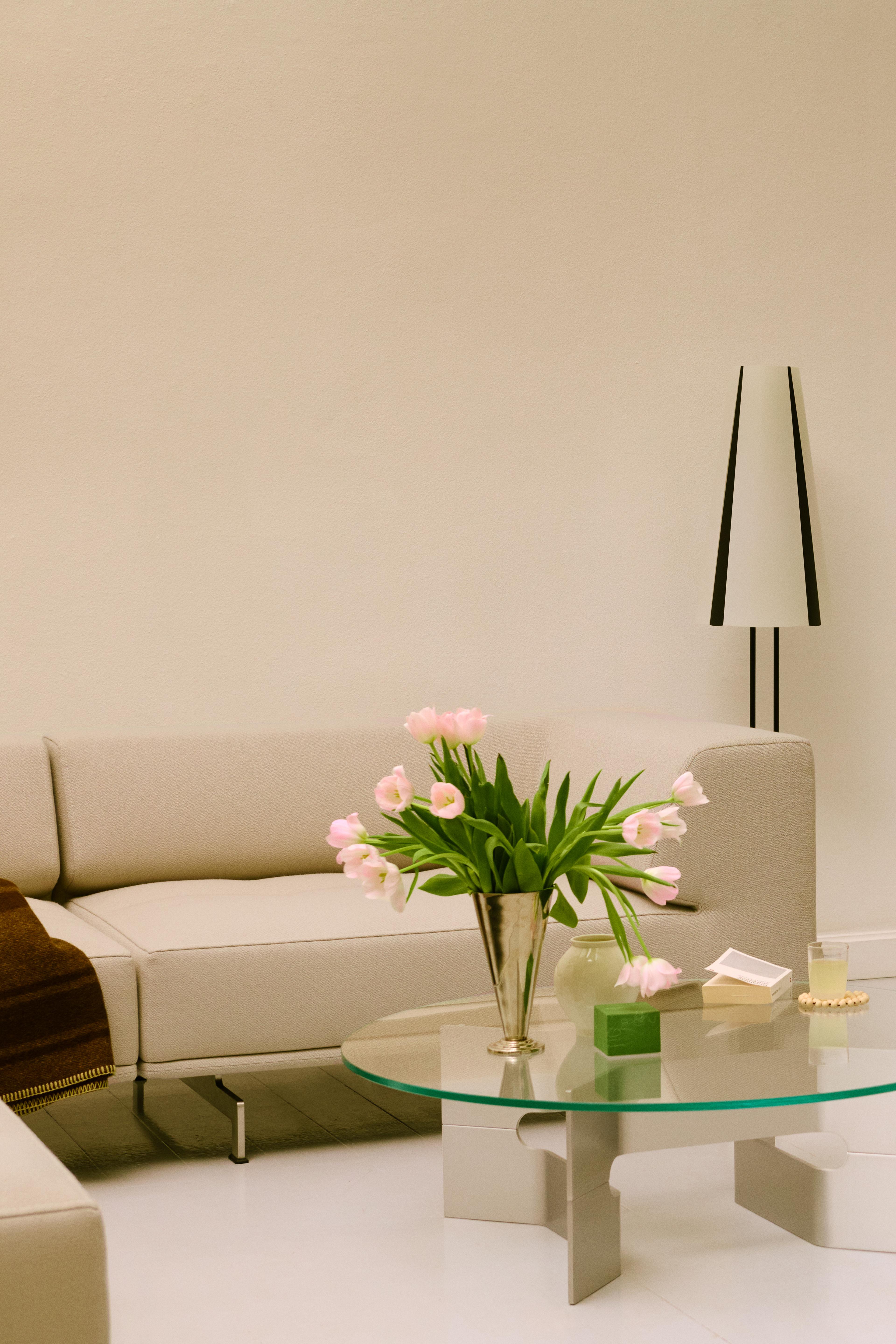 Corona Stolen i mørkebrun tekstil design af Poul M Volther / Fredericia Furniture