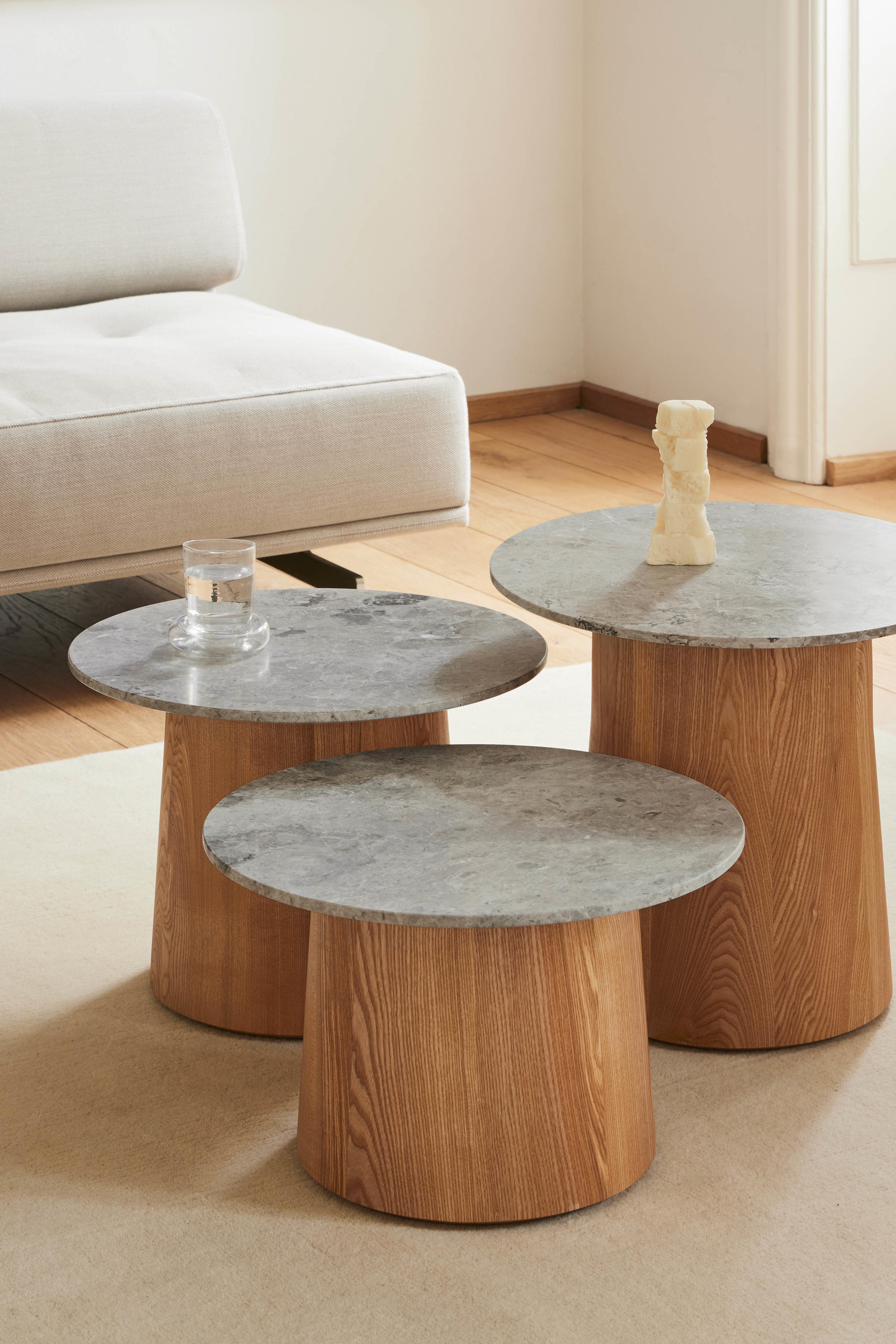 Niveau Coffee Tables i ask og marmor af Cecilie Manz