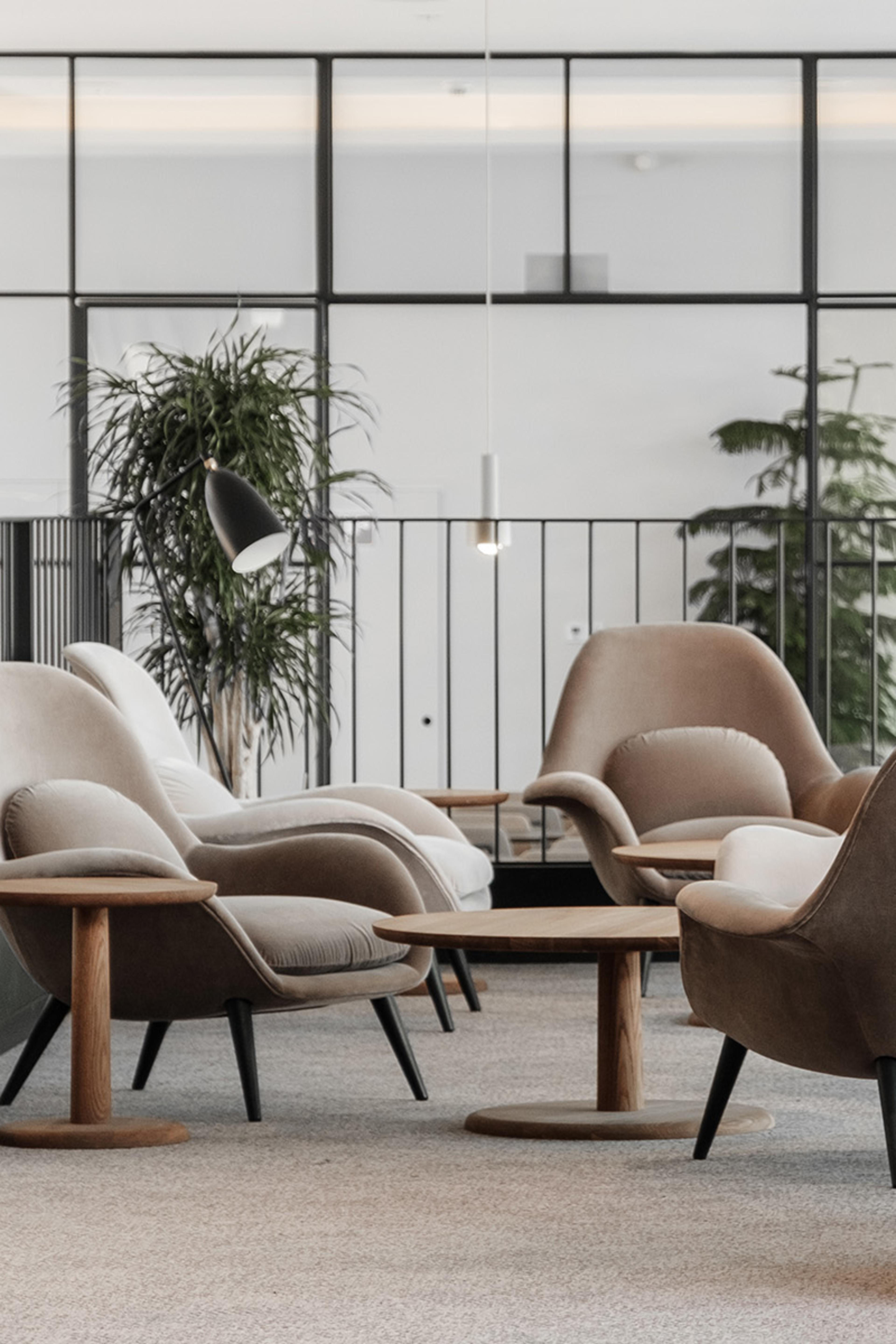 Swoon lounge Chair af Space Copenhagen i en kontorsetting