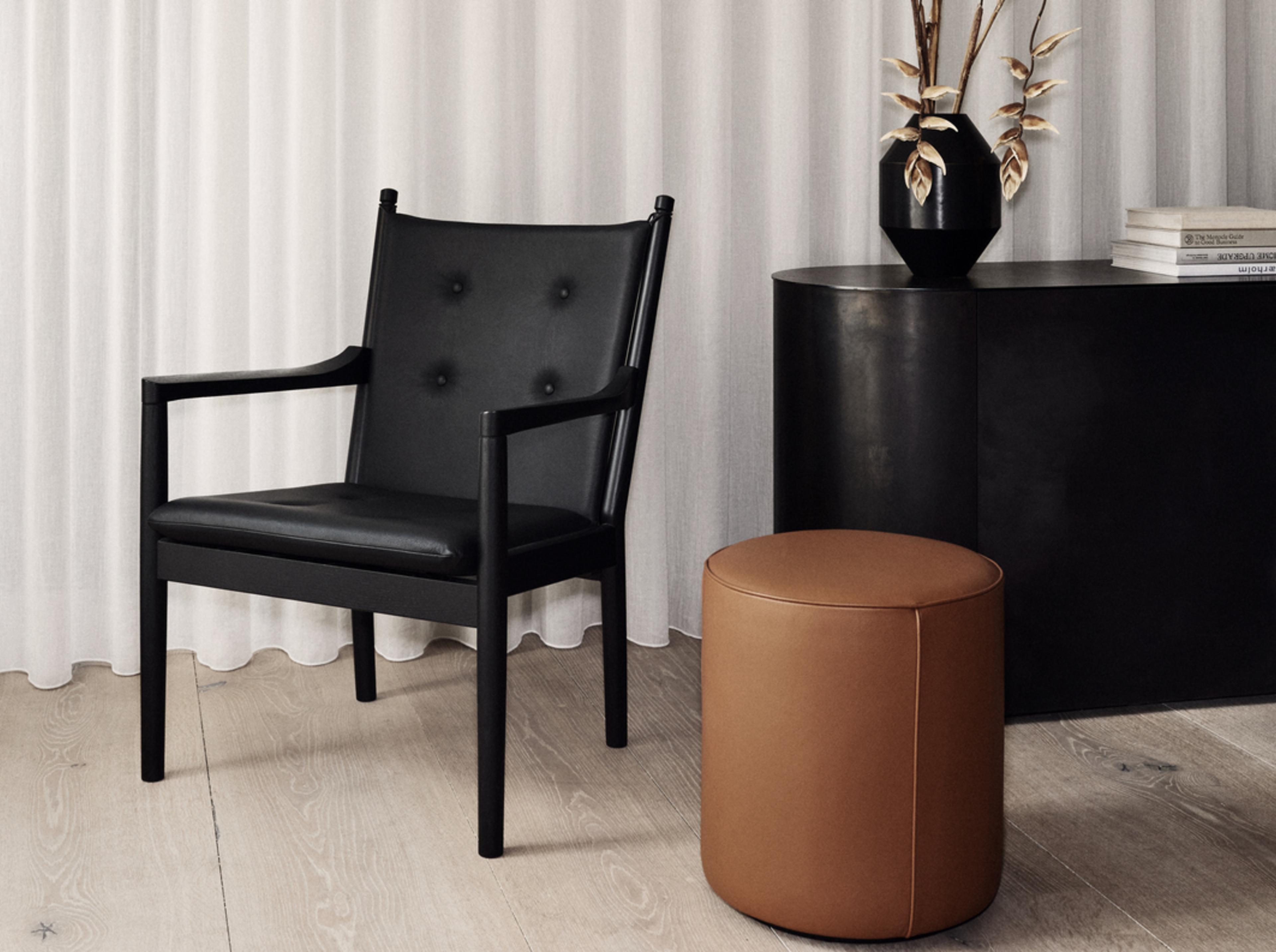 Wegner 1788 Lounge Chair - Leather 301 Omni / Black lacquered oak