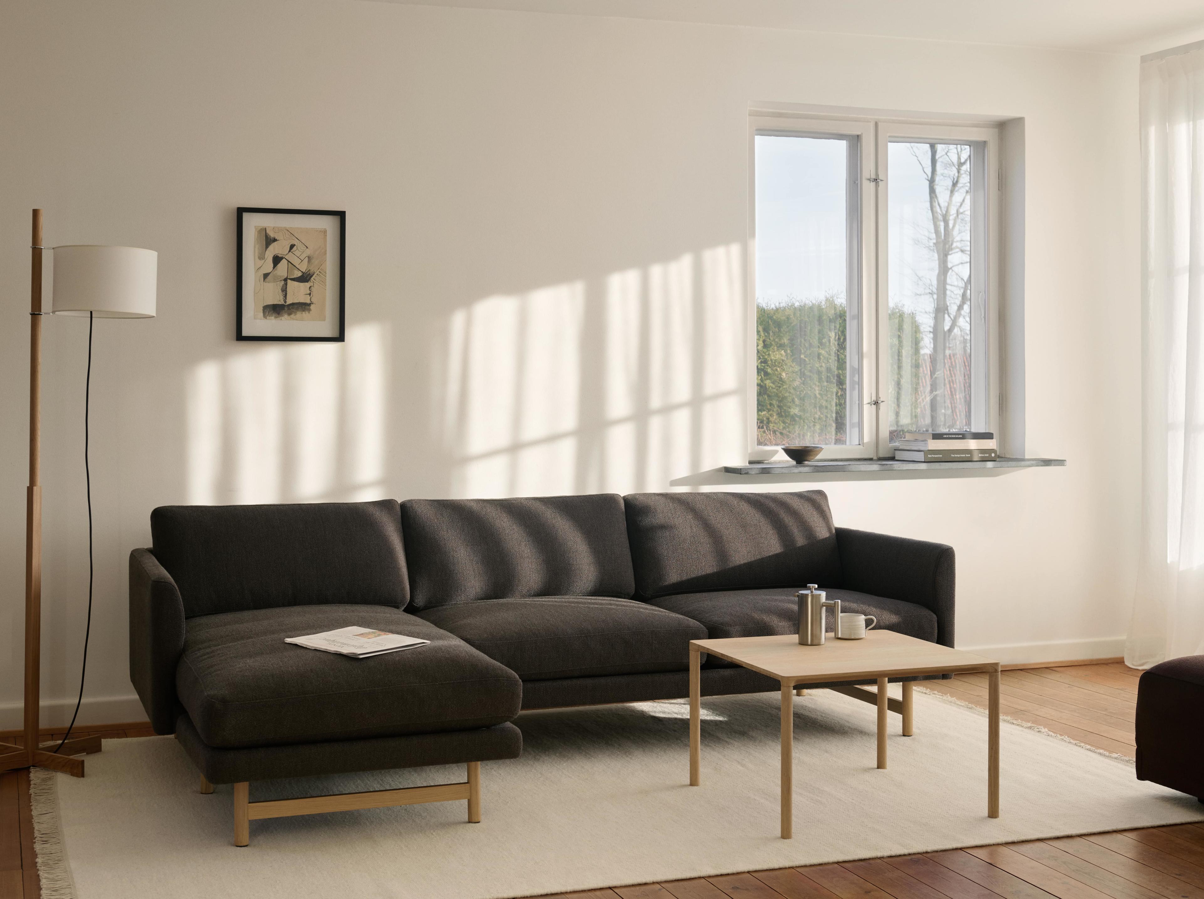 Calmo Sofa - Ecriture 0380 / Lakeret eg