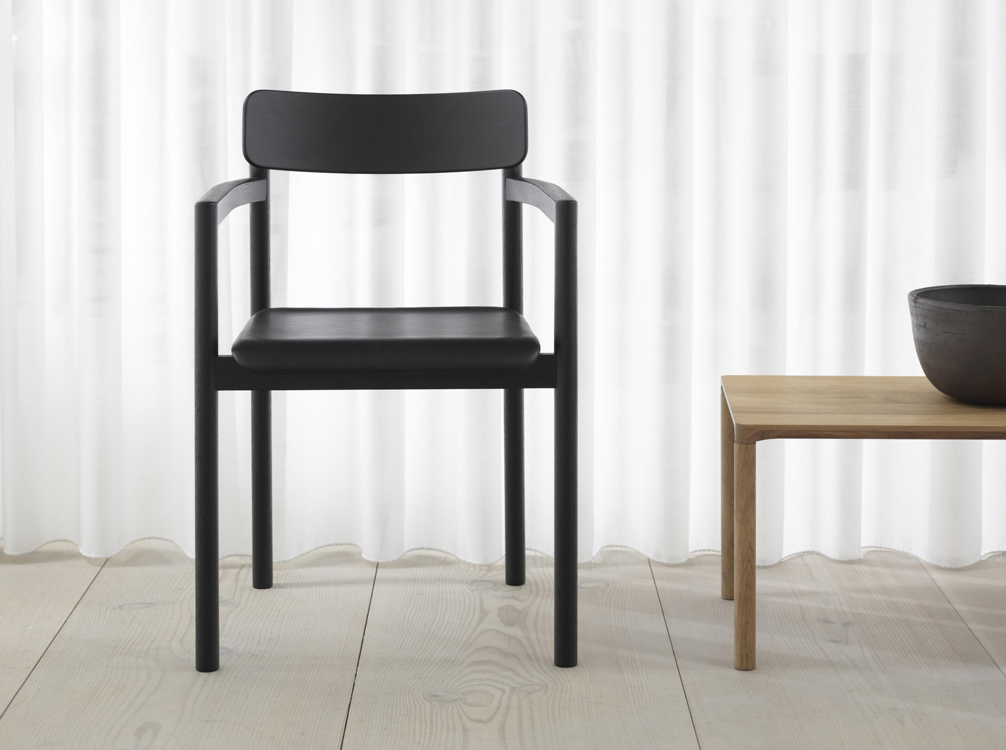 Post Chair - Leather 88 Primo / Black lacquered oak