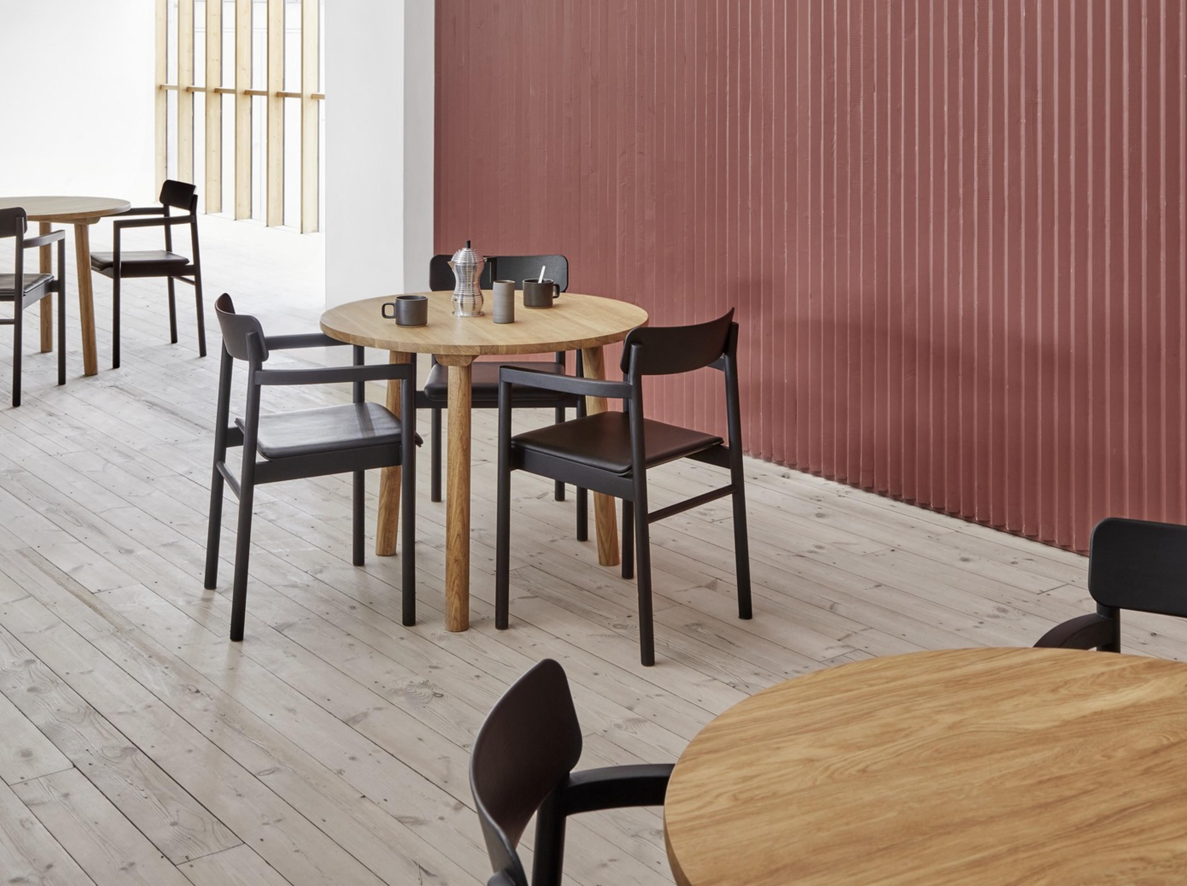 Post Chair - Leather 88 Primo / Black lacquered oak