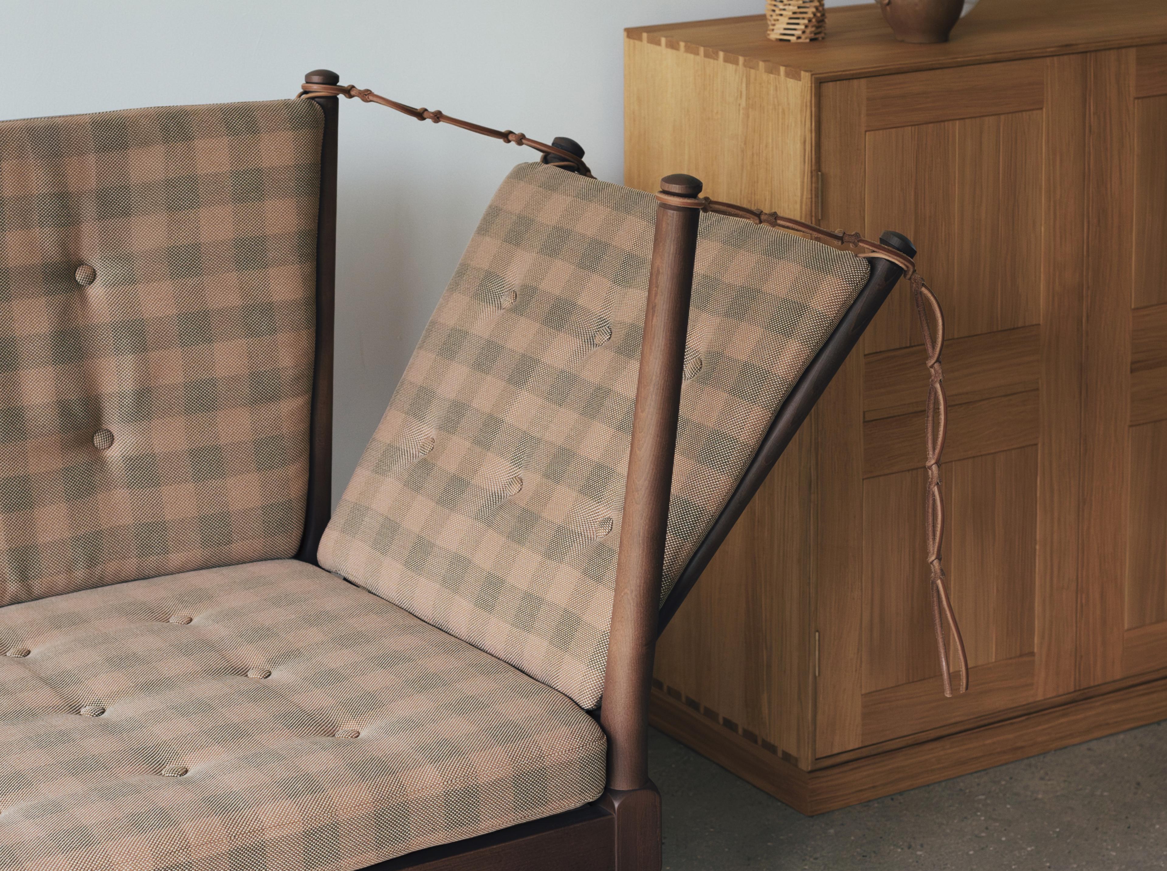 Spoke-Back Sofa - Steelcut Beat 335 / Beech Lacquered Chestnut Brown