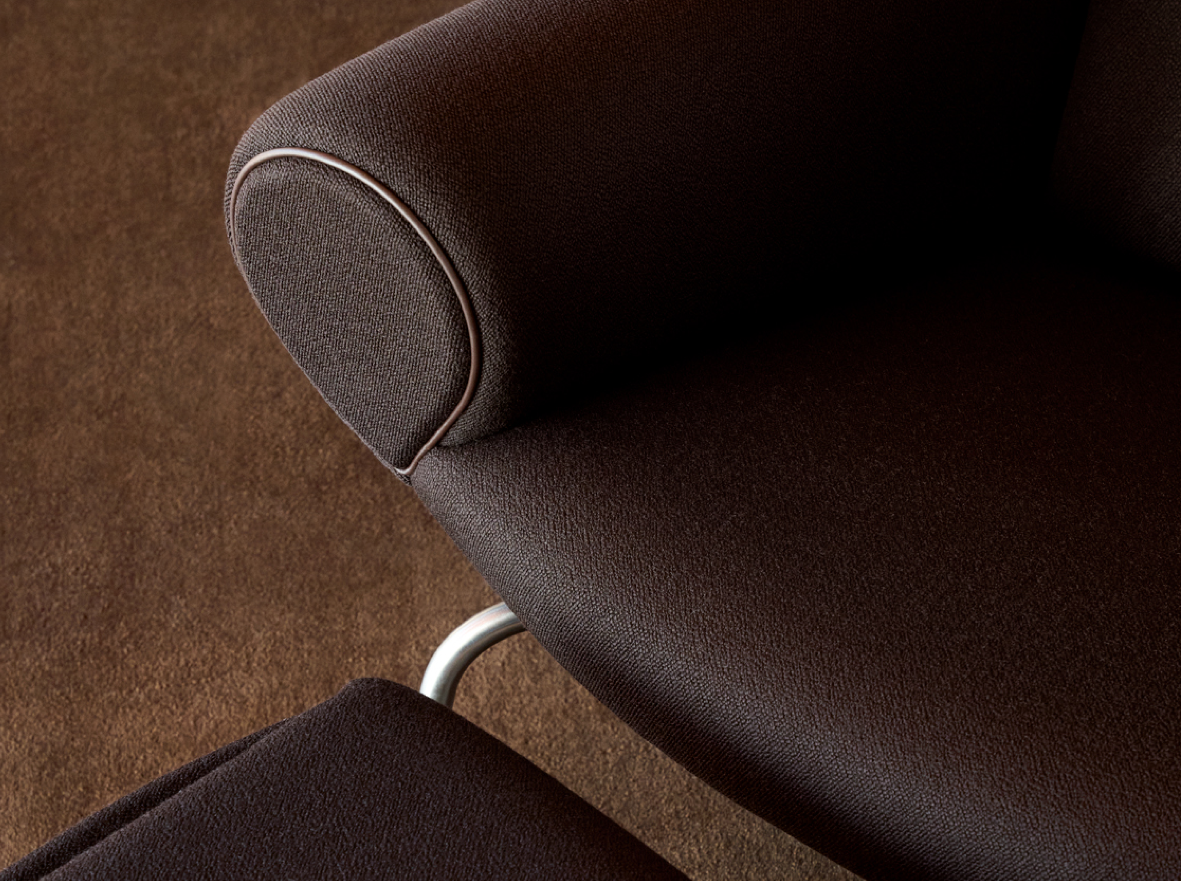 Wegner Queen Chair - Vidar 386 / Max Dark 96 Brown / Stel i børstet stål