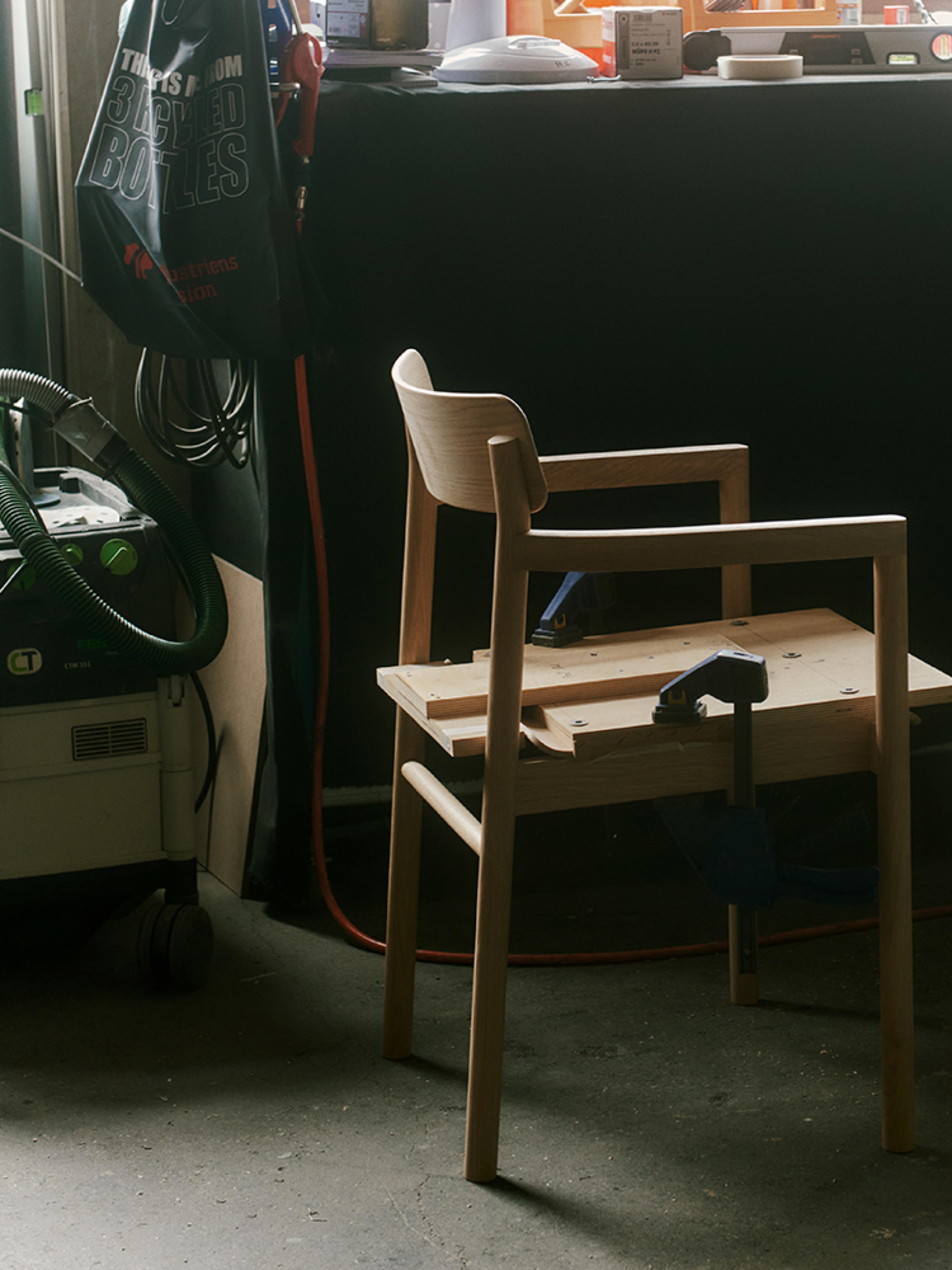 Post Chair af Cecilie Manz i Fredericia Furniture produktion