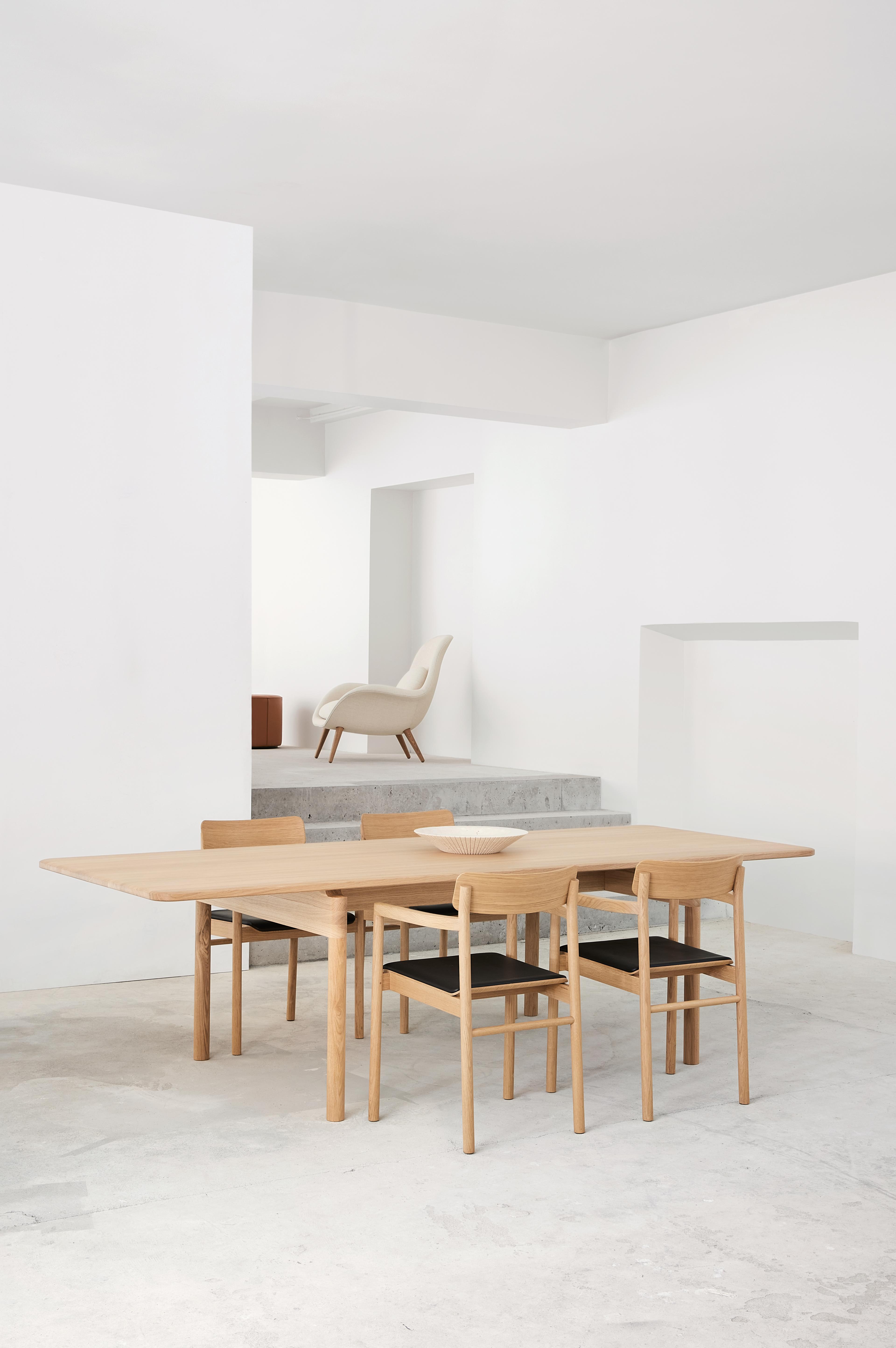 FF_2021_PostTable_PostChair_Locus8215_SwoonLounge_Mono_w198yd.jpg