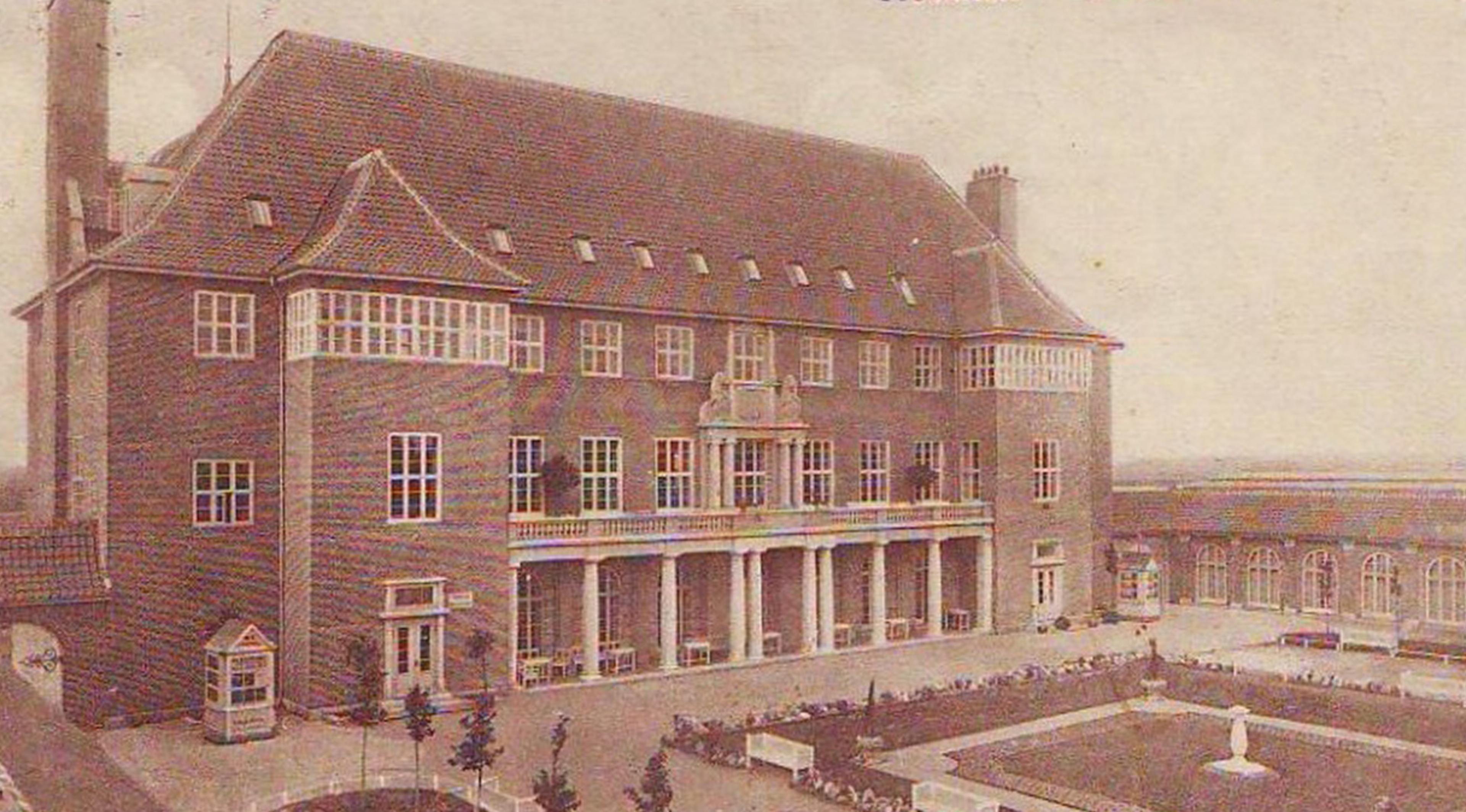 1913 - Furniture Fair established