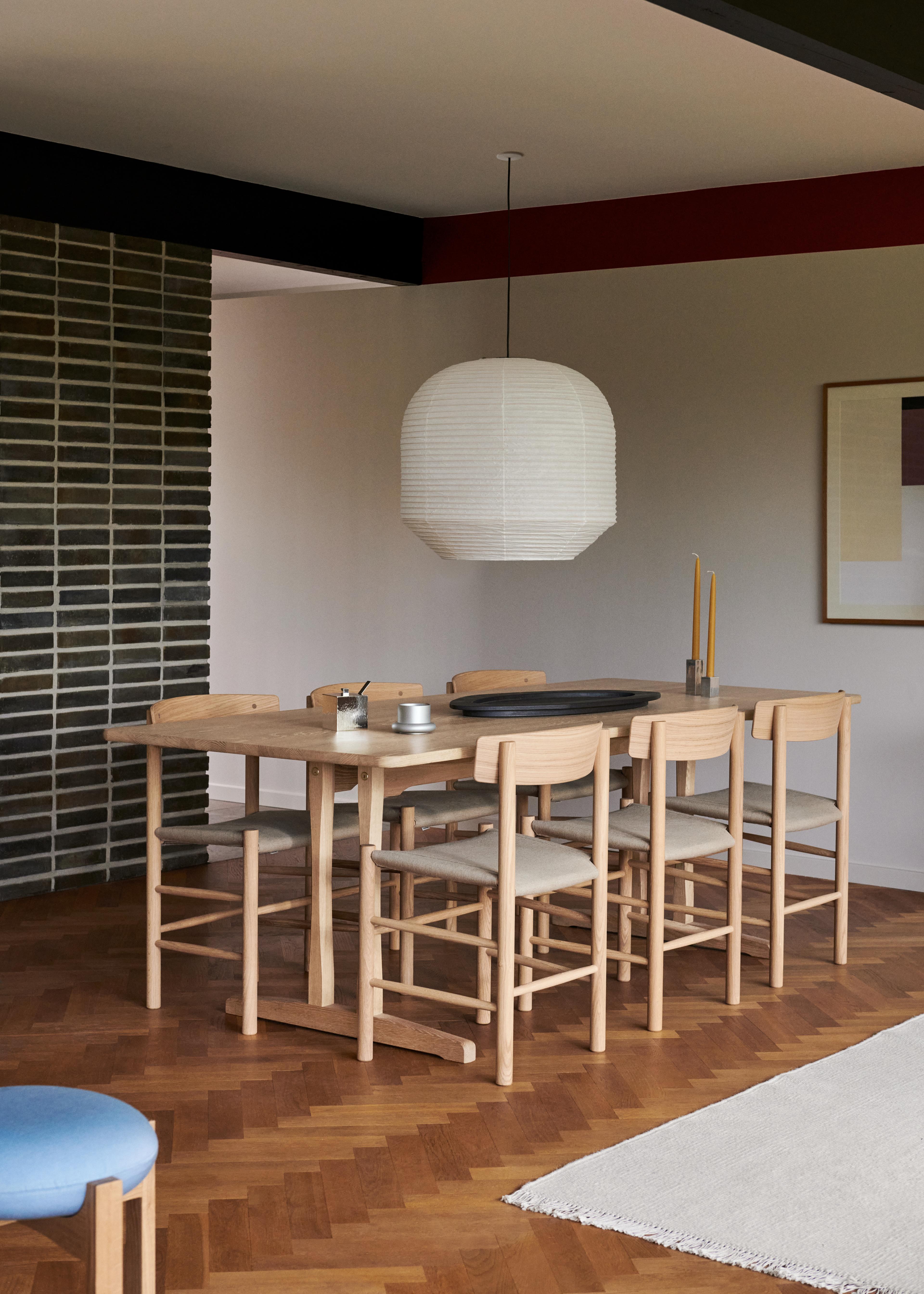 J39Upholstered_OaklightoilNaturalCanvas_C18OakLightOil_PioneerMoireeKvadrat.jpg
