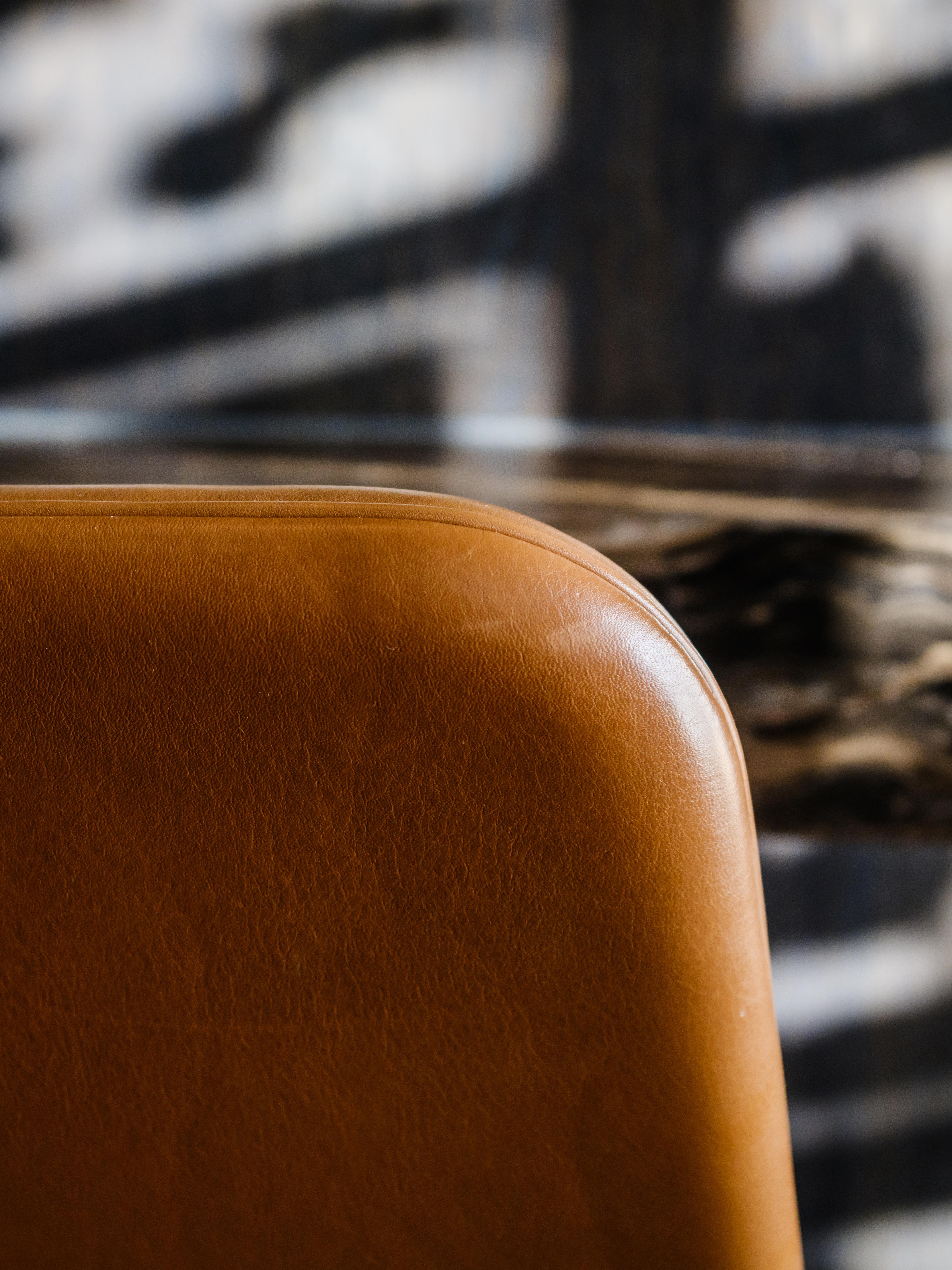 Close up of Leather at the Spine Barstool designet af Space Copenhagen i Restaurant The Jane, Belgien