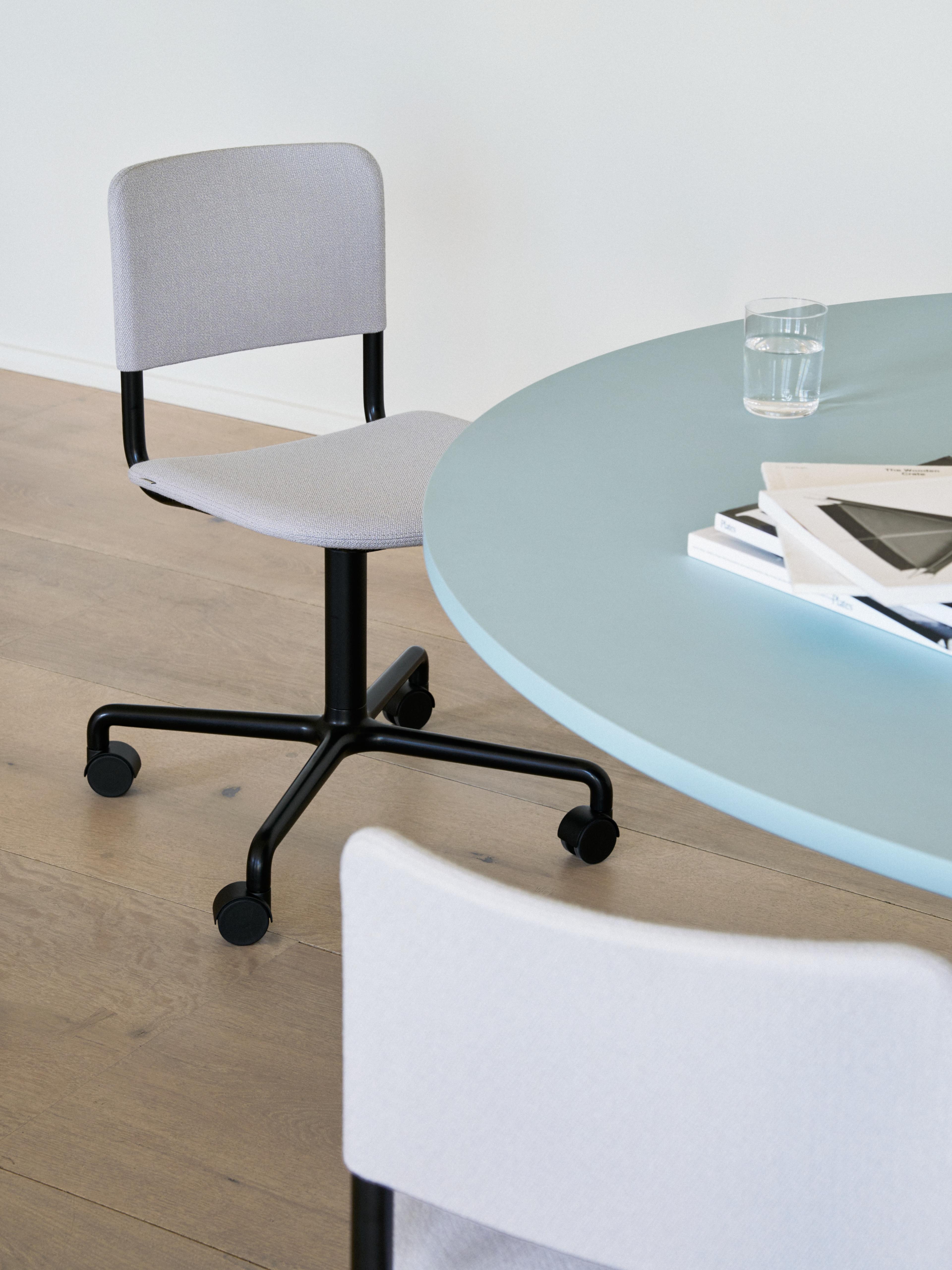 PlanStudioChairVidar123Black_PlanColumnTable150cmBlueHazeLinoleumBlack_1.jpg
