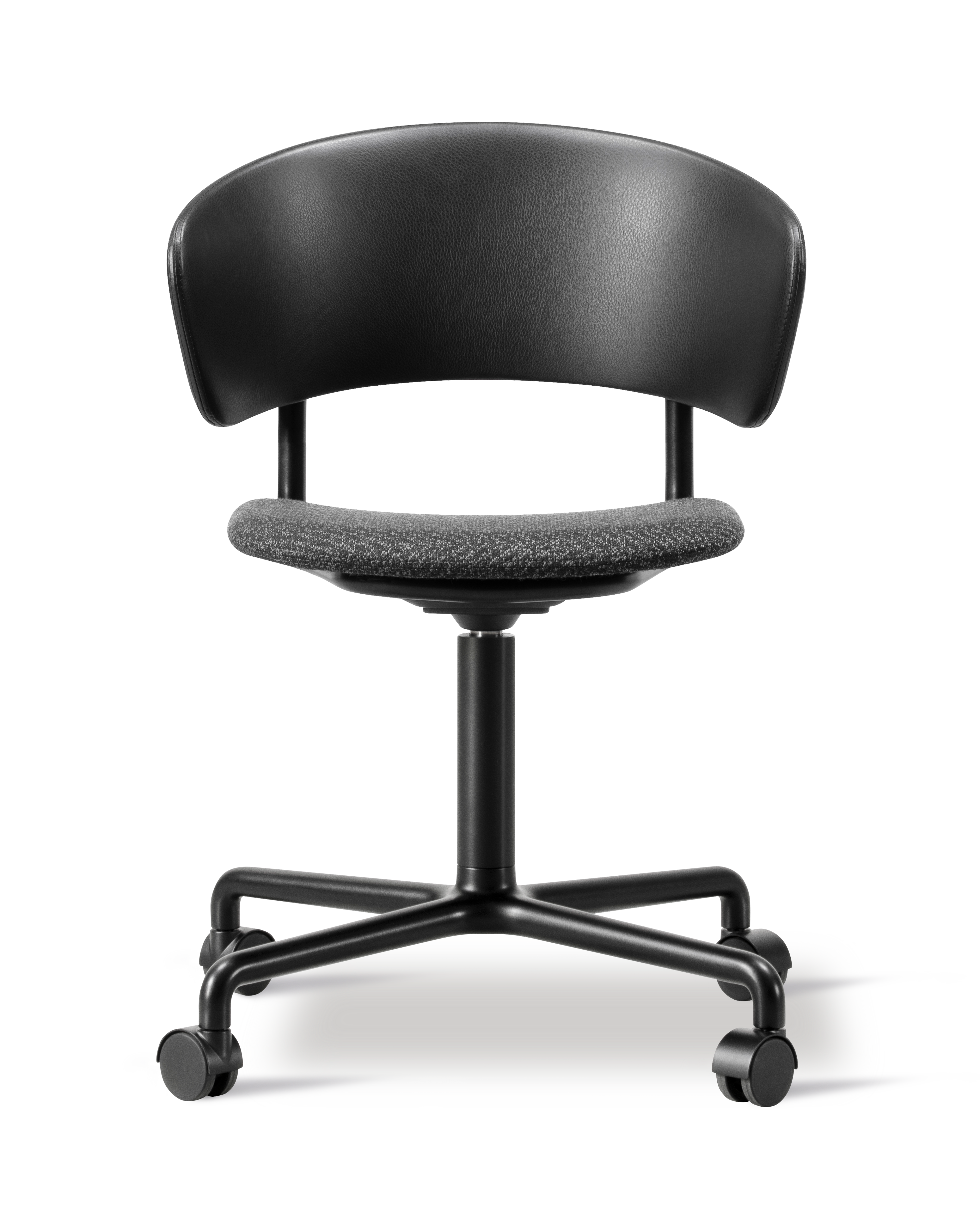 プラン・スタジオ・チェア - 座面：Firo 190 / 背もたれ：Omni 301（ブラック）/ ブラック - キャスター付き