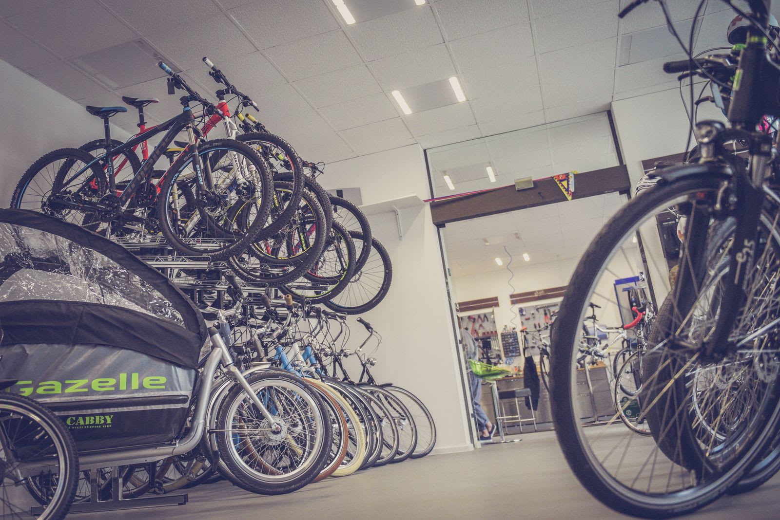 Bicicletas colgadas en el local