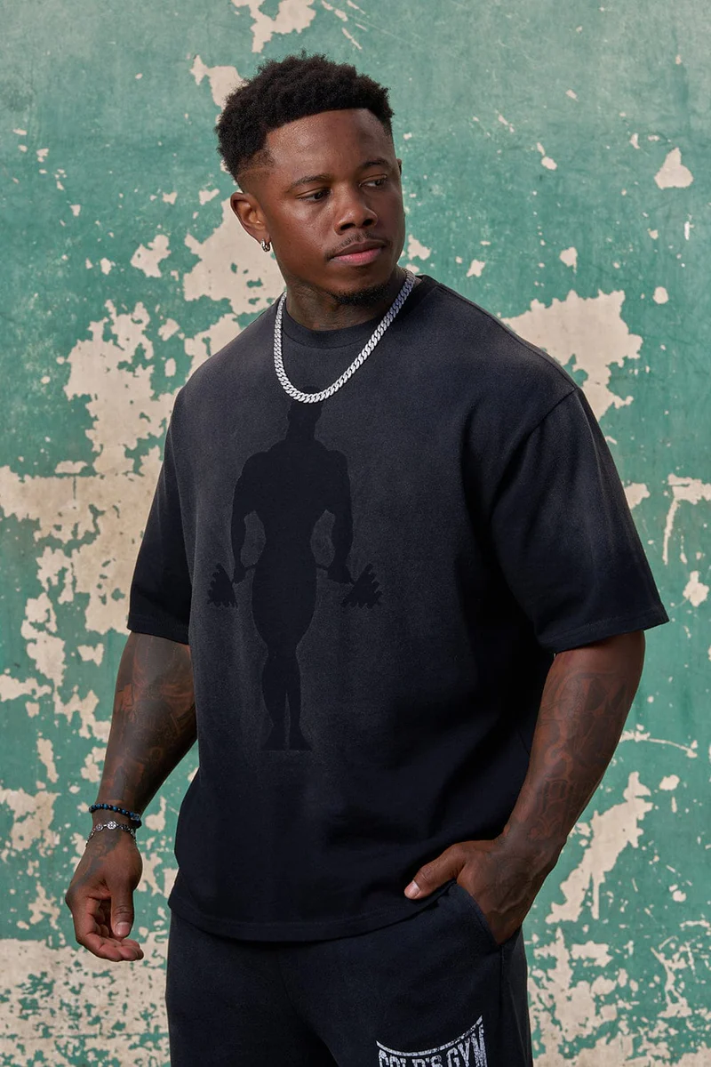 YoungLA Gold's Iron Legacy Shadow Tee en Negro