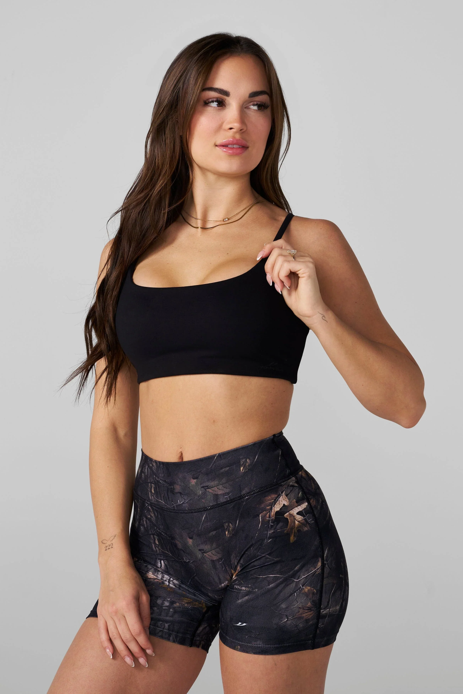 YoungLA Criss Cross Sports Bra en Negro