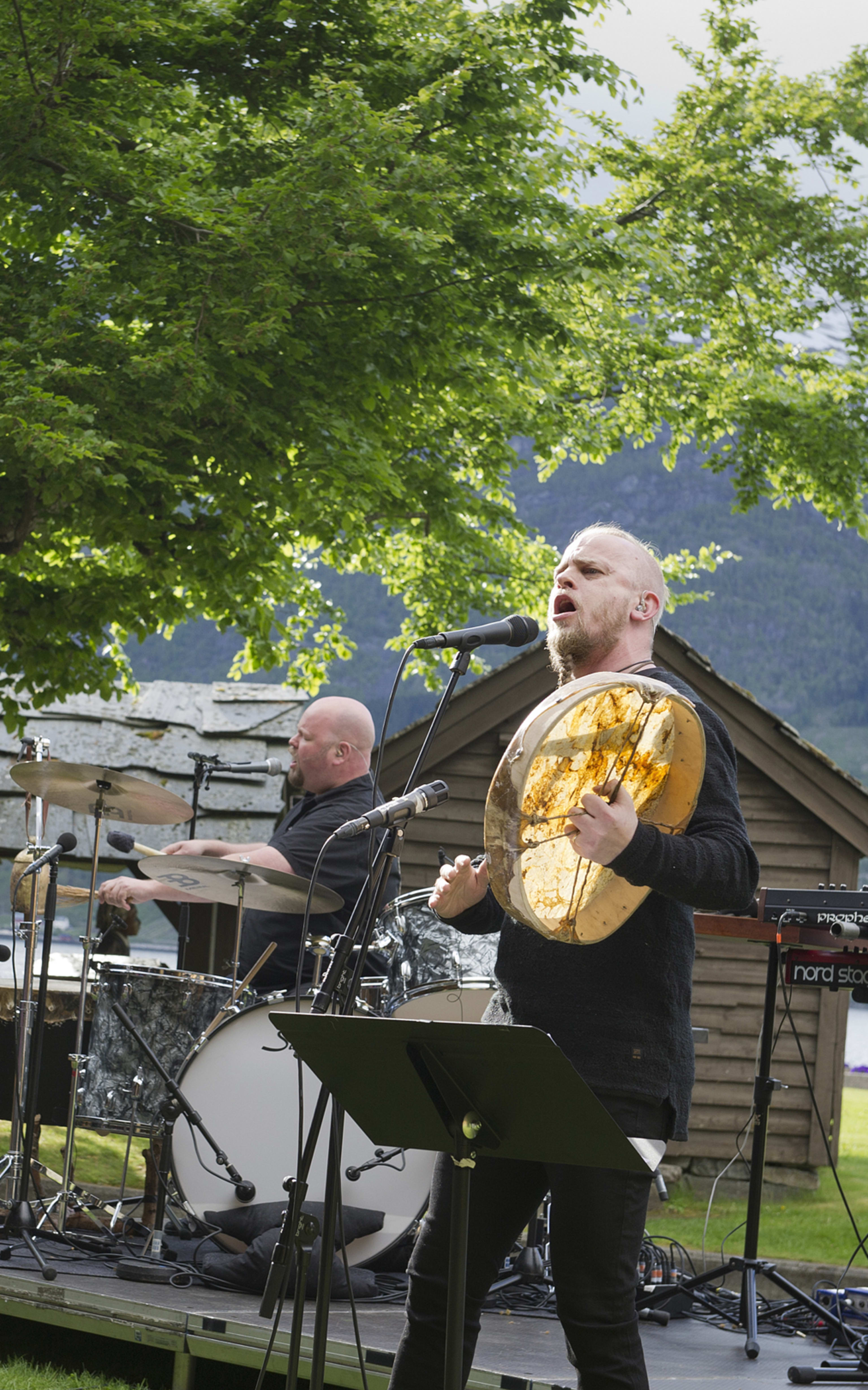 Konsertserien Og Aktivitetskonseptet Nordvegen Var Det Kunstneriske Resultatet Av Forskningsprosjektet Icons, Og Ble Utviklet Med Utgangspunkt I Fire Steder Utenfor Bergen. 
På Bildet: Nordvegen-Skaperne Ivar Bjørnson (T.V.) Og Einar Selvik (I Midten).

Foto: Helge Skodvin