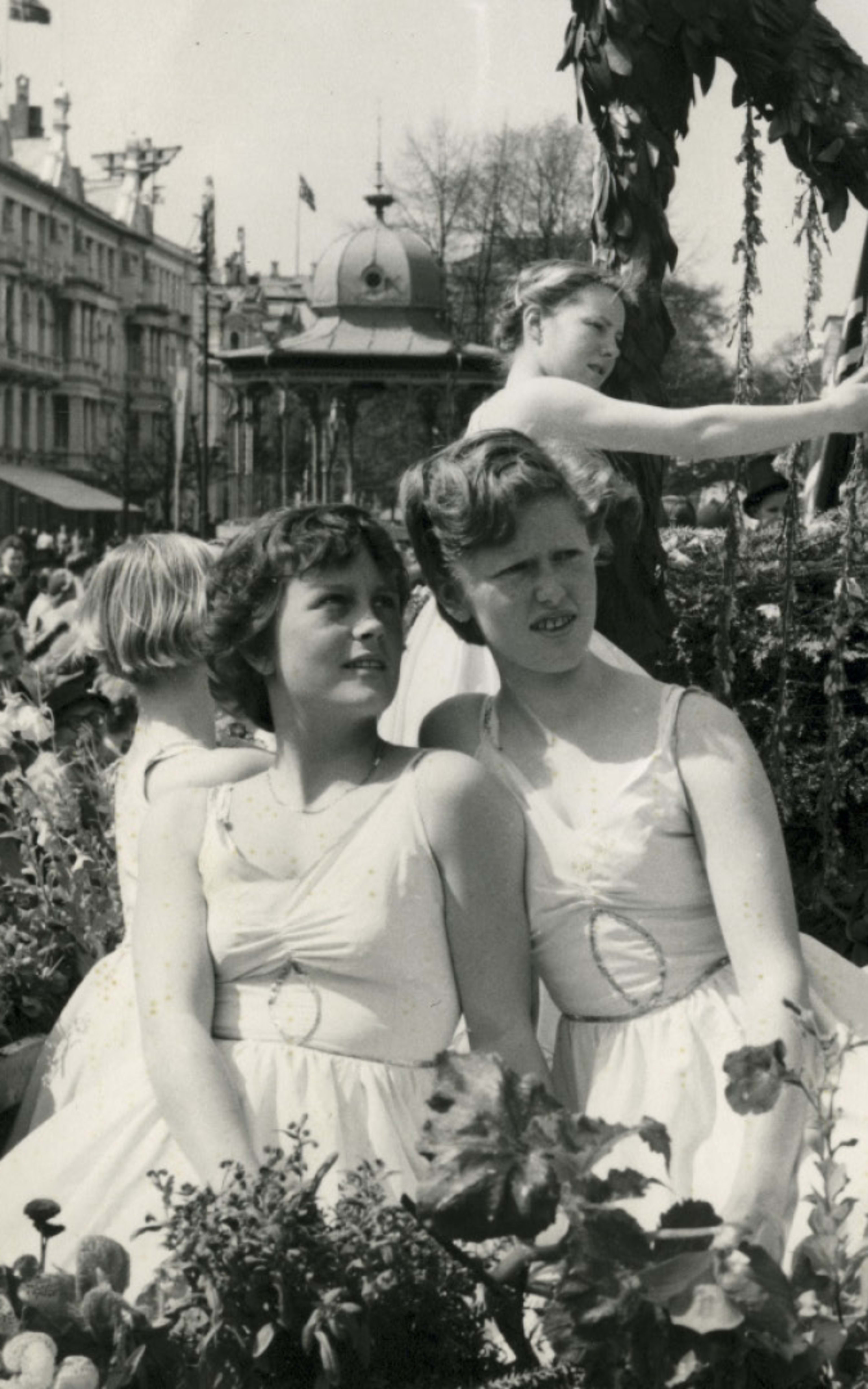 FLOWER HARP: A Large Crowd Of People And Flowering Splendor During The Bergen International Festival In The 50S.