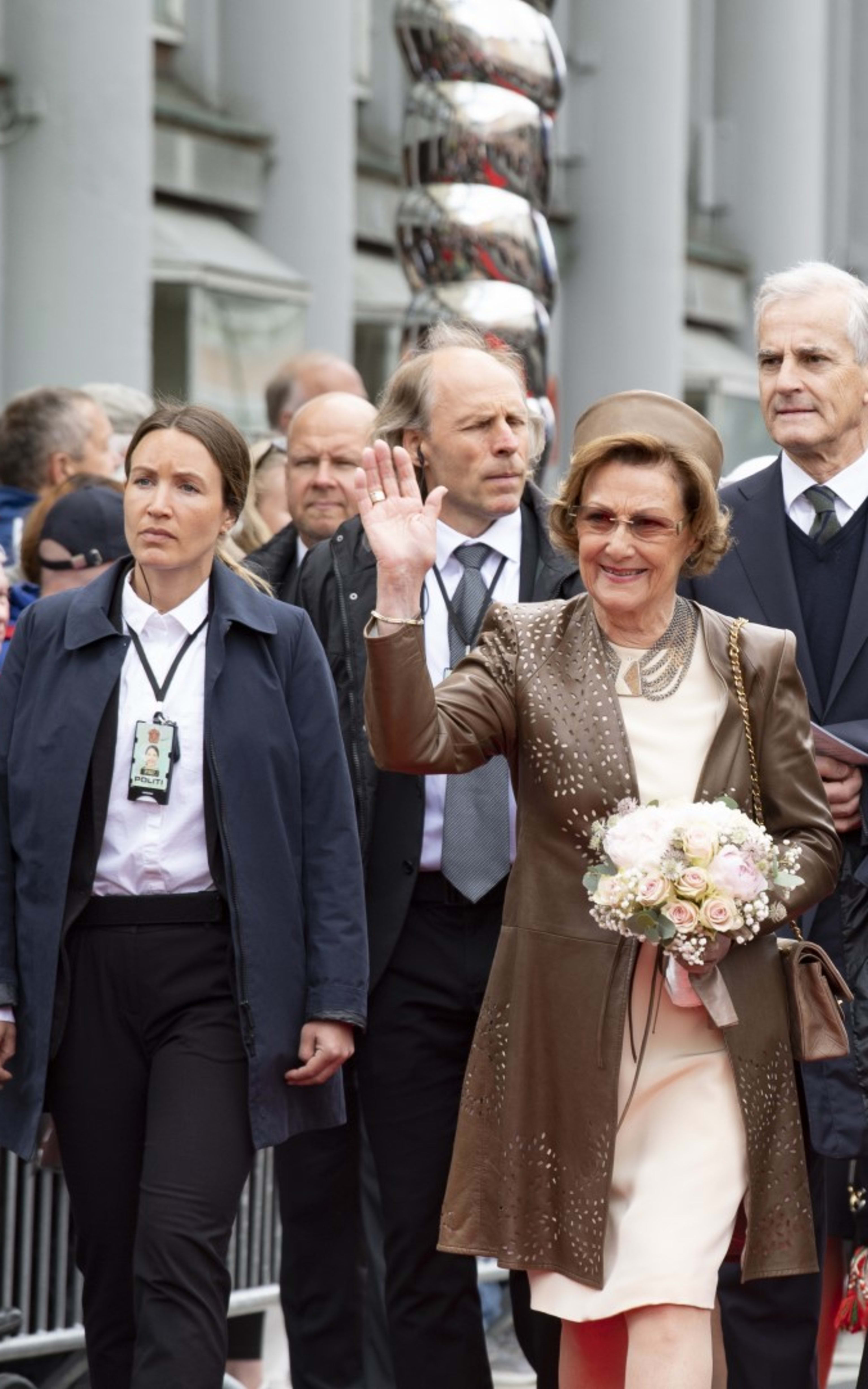 H.M. Dronning Sonja Under Åpningen Av Festspillene I Bergen 2022, Med Blant Annet Statsminister Jonas Gahr Støre, Festspillenes Styreleder Thorhild Widvey, Festspilldirektør Lars Petter Hagen Og Daværende Ordfører I Bergen Rune Bakervik. Foto: Thor Brødreskift