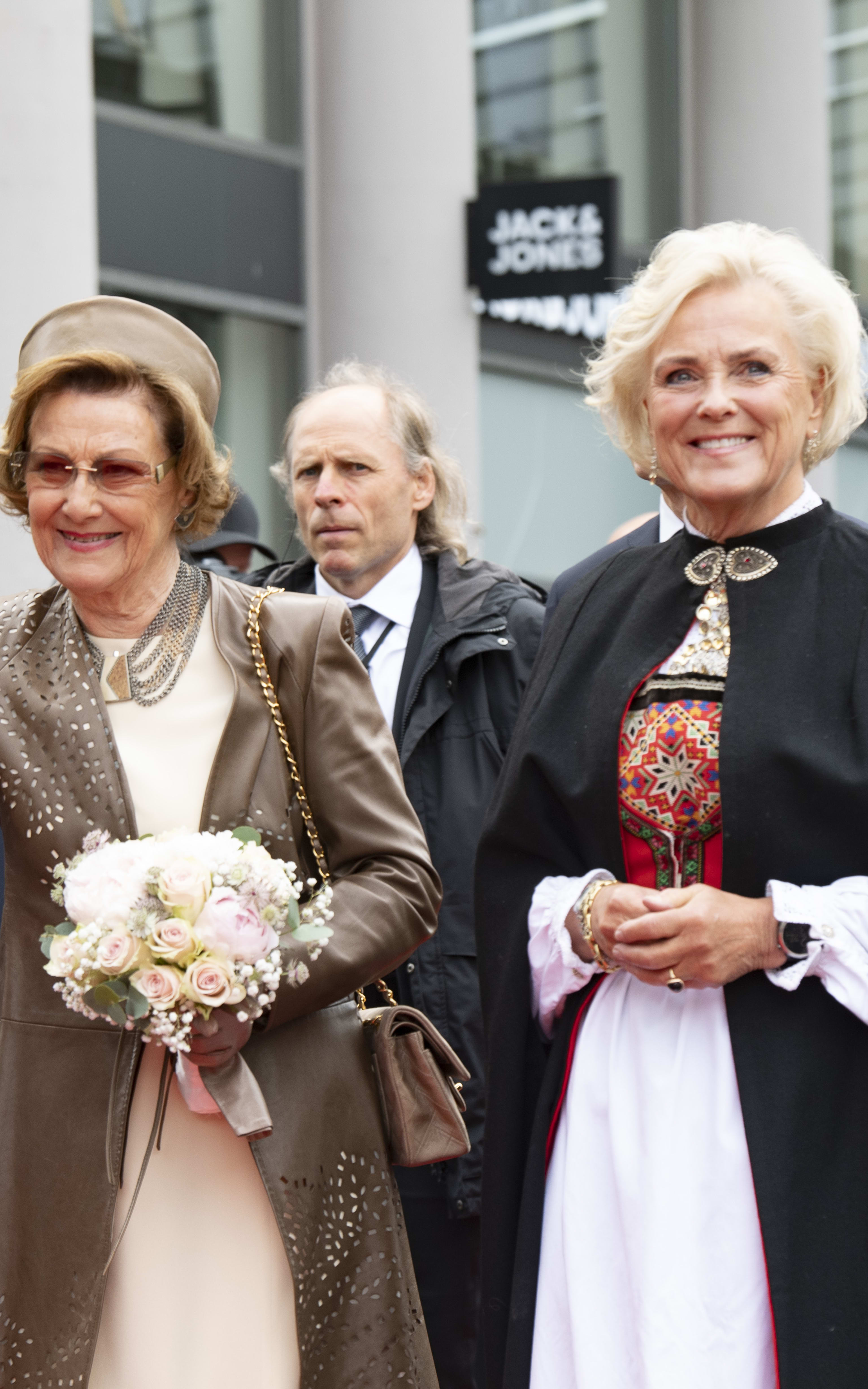 Thorhild Widvey Med HM Dronning Sonja, Fylkesordfører Jon Askeland Og Festspilldirektør Lars Petter Hagen Under Åpningen Av Festspillene I Bergen 2022. Foto: Thor Brødreskift