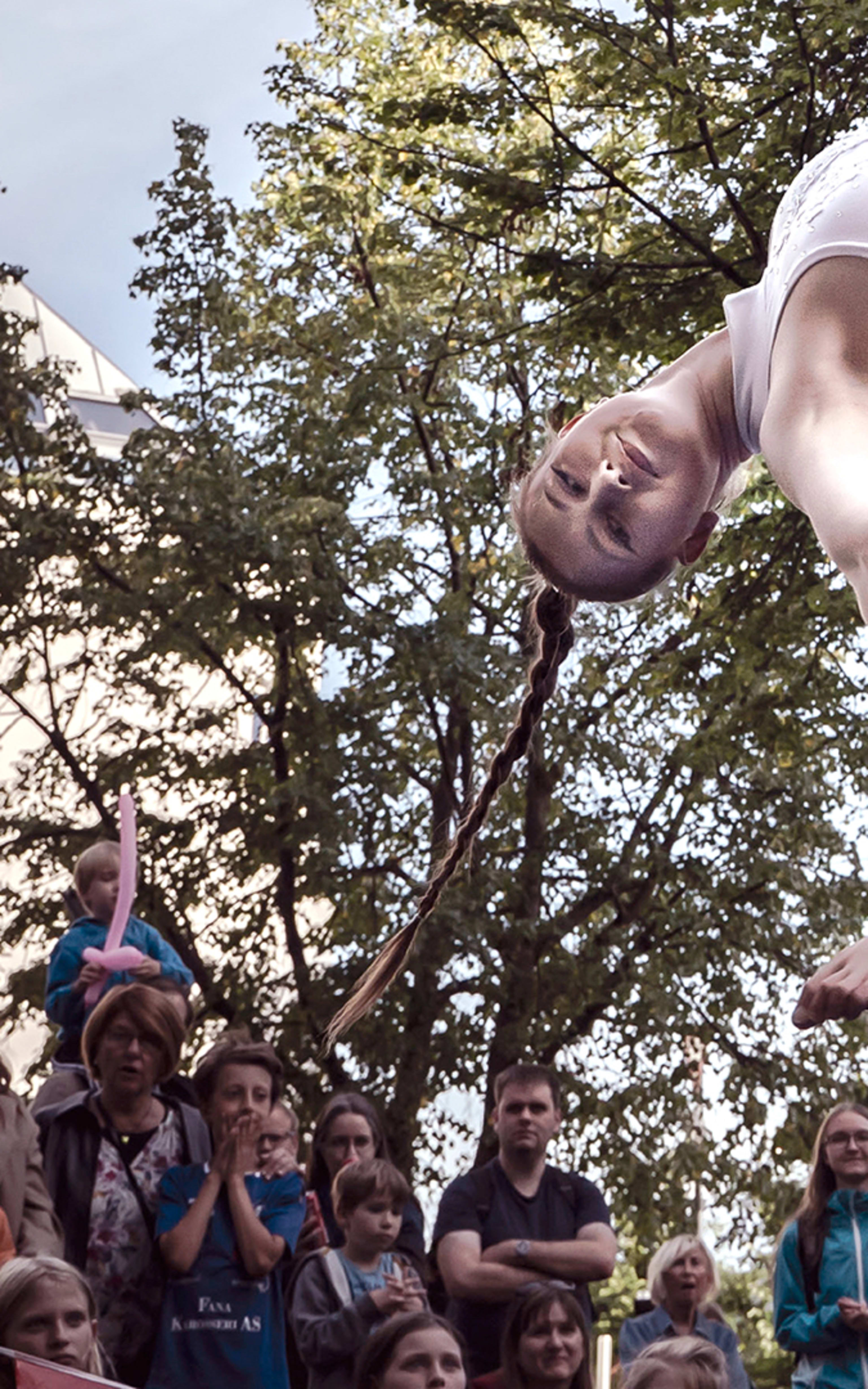 Cirkus Balance - Festival square