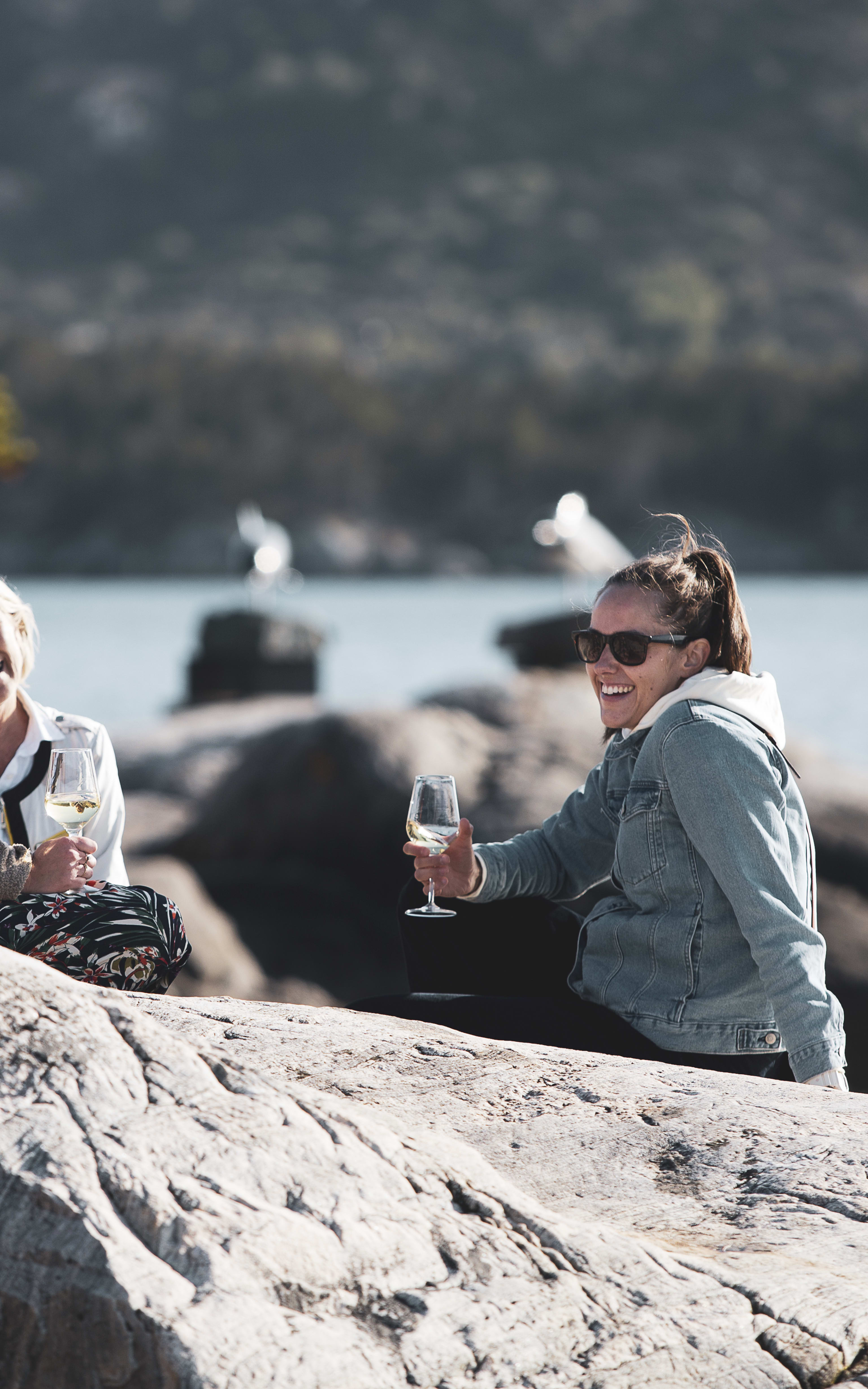 P&#229; utekonserten i Skjerjehamn, under Festspillene 2020, kunne publikum se Moddi opptre fra sine b&#229;ter eller omkringliggende svaberg. Foto: G&#248;ril S&#230;tre.