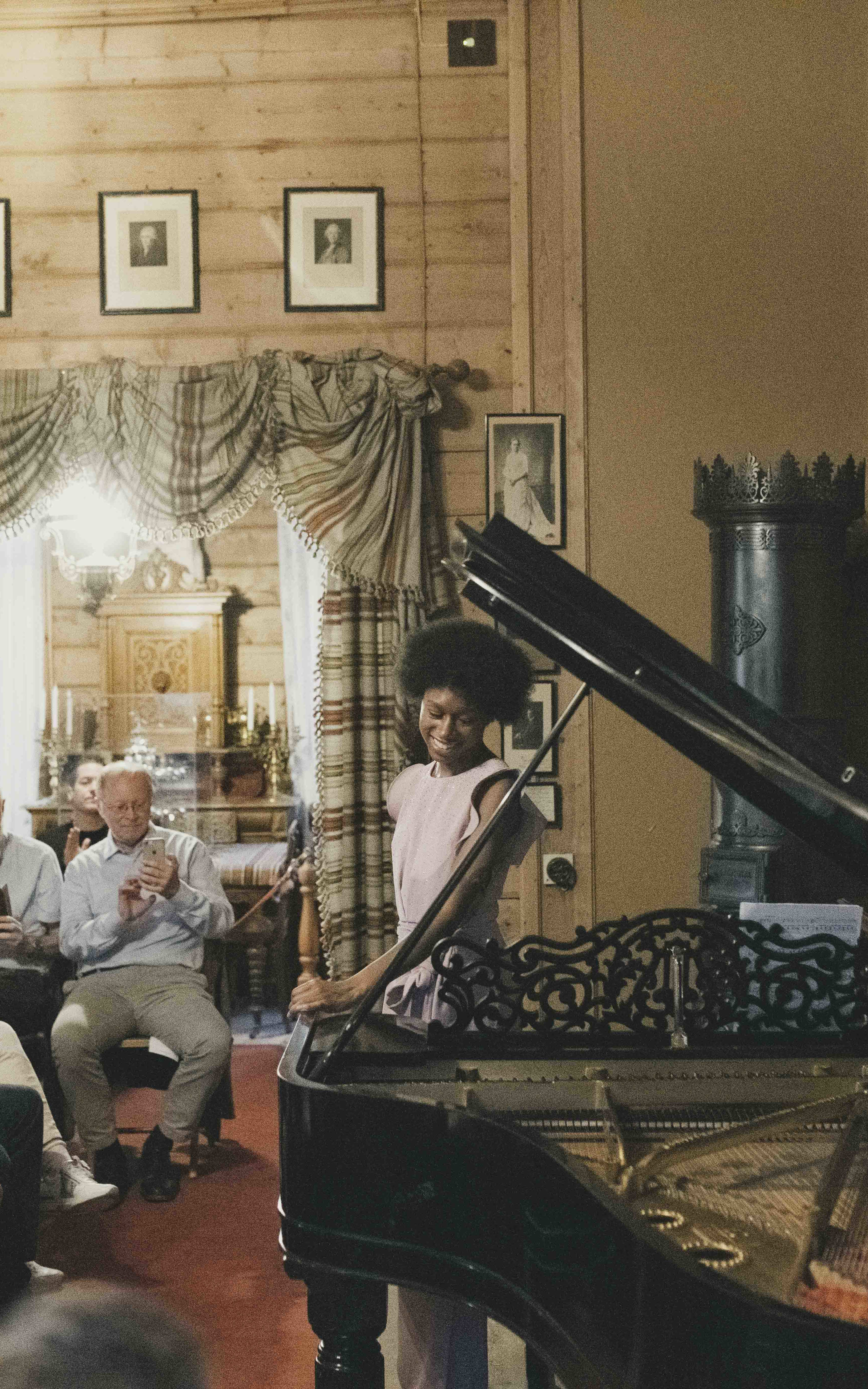 Britiske Isatah Kanneh-Mason spilte p&#229; Griegs piano under Festspillene, her fra 2022. Foto: Thor Br&#248;dreskift