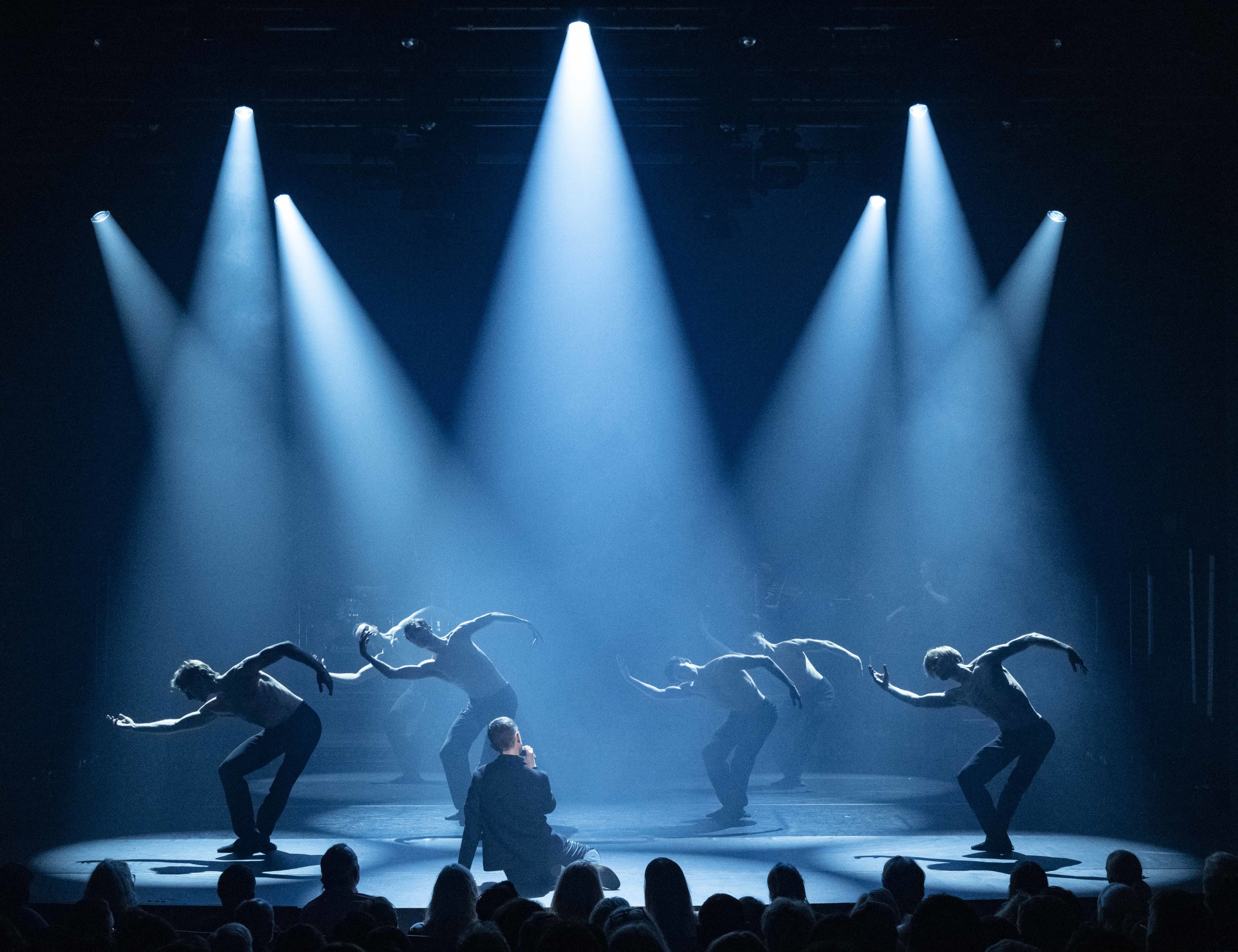Nils Bech m/dansere fra Nasjonalballetten. Foto: Thor Brødreskift