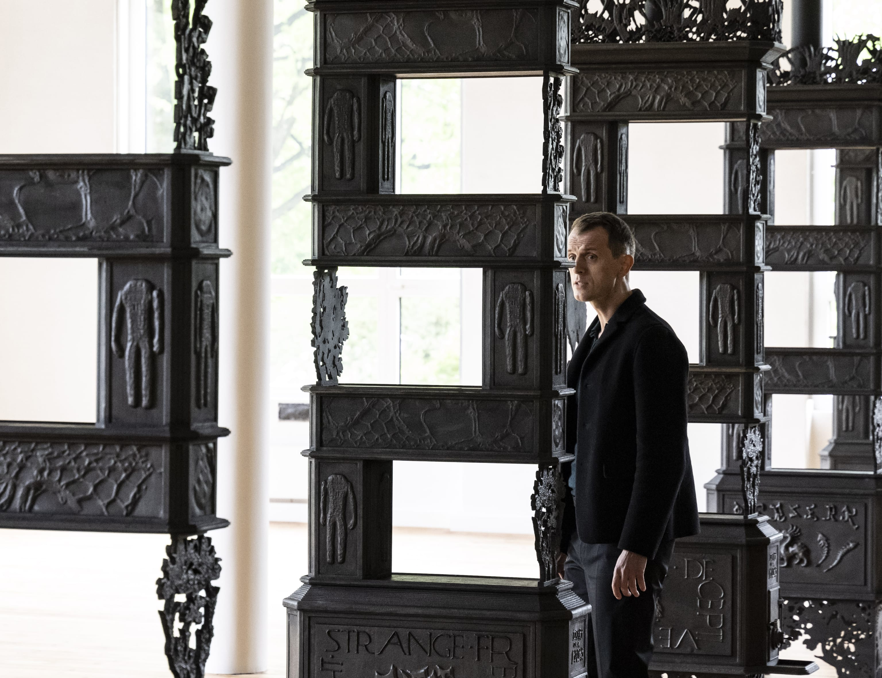 Nils Bech i Ida Ekblads utstilling. Foto: Thor Brødreskift