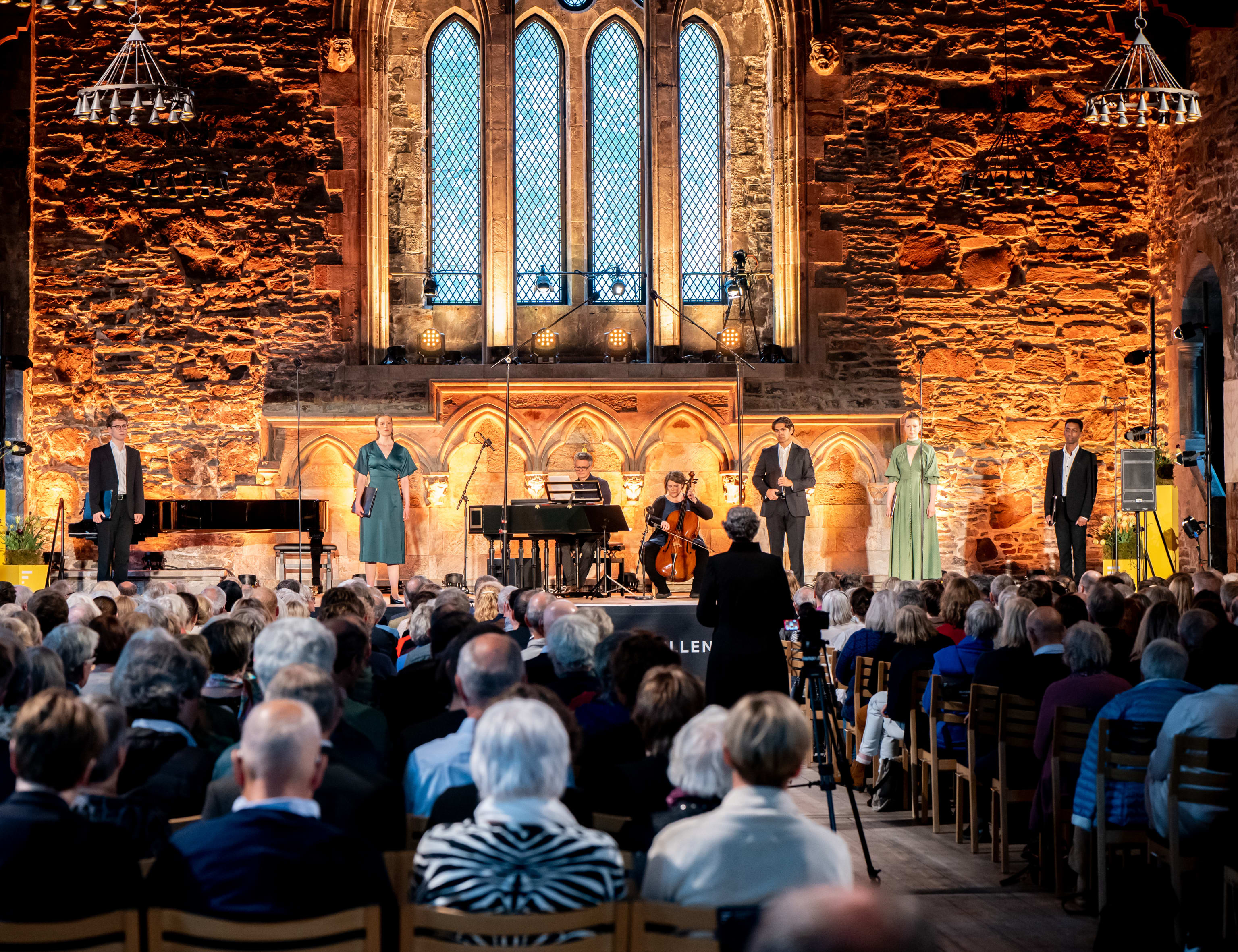 Solistkoret Ung i Lise Davidsens musikalske univers. Foto: Synne Sofi Bårdsdatter Bønes