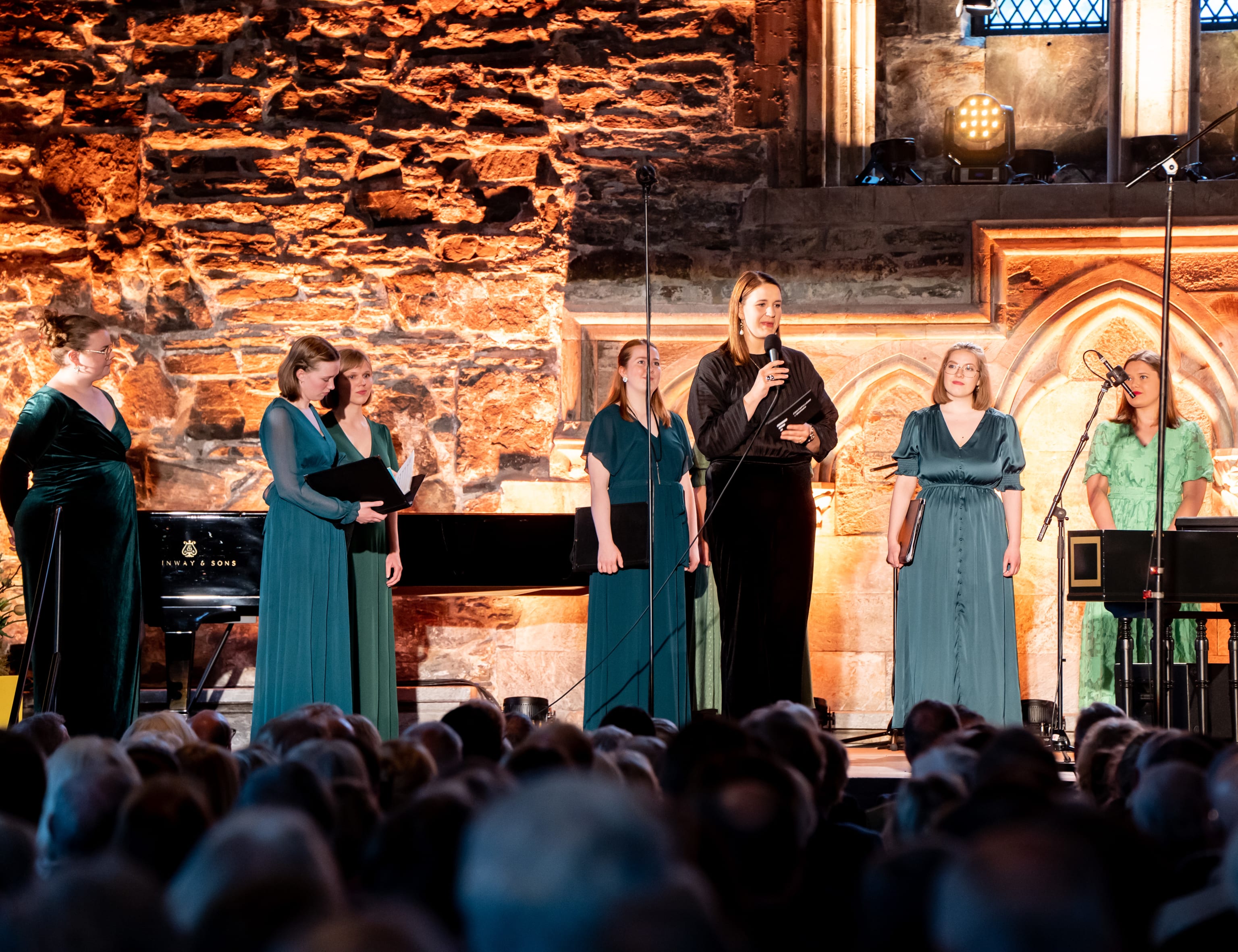 Solistkoret Ung i Lise Davidsens musikalske univers. Foto: Synne Sofi Bårdsdatter Bønes