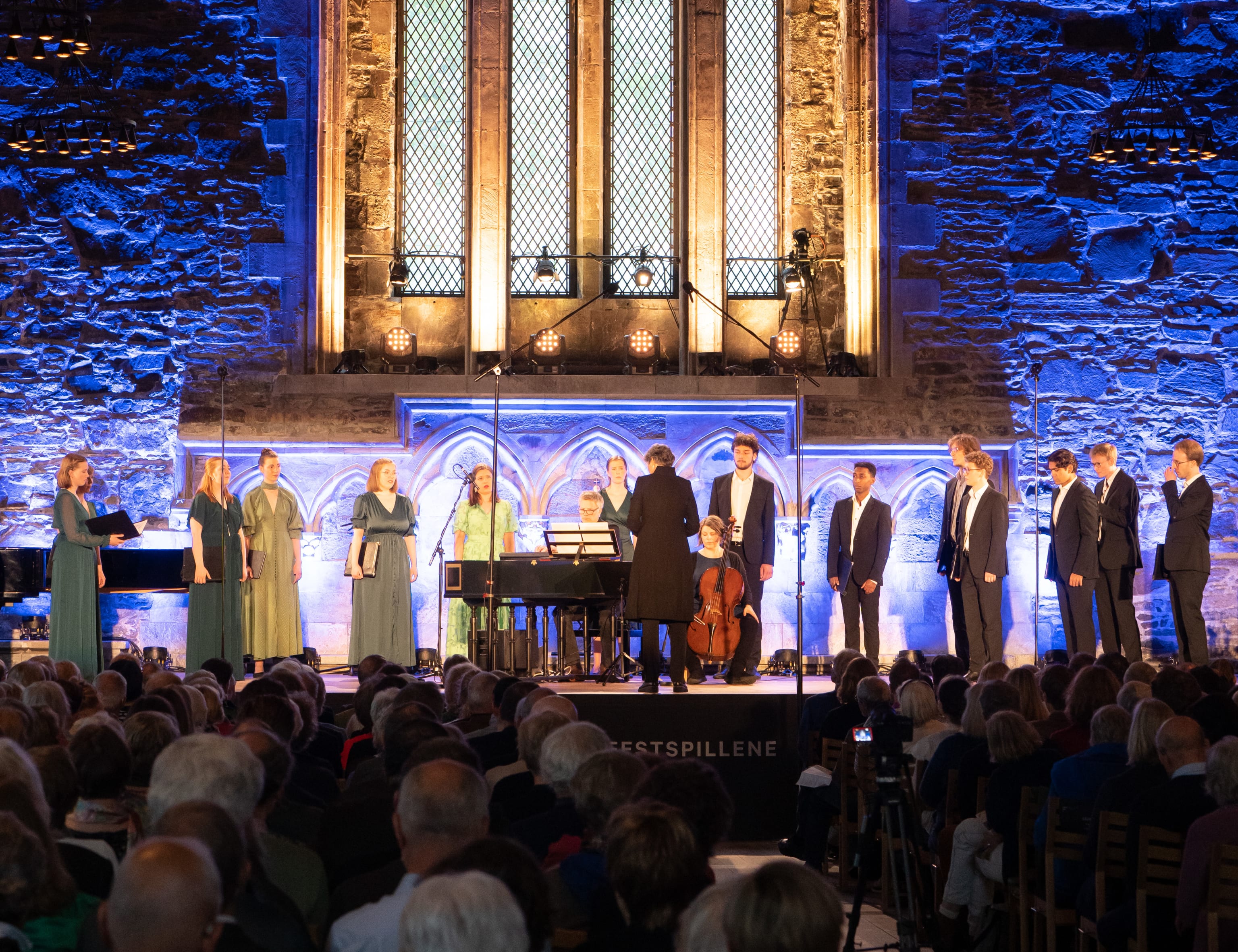 Solistkoret Ung i Lise Davidsens musikalske univers. Foto: Synne Sofi Bårdsdatter Bønes