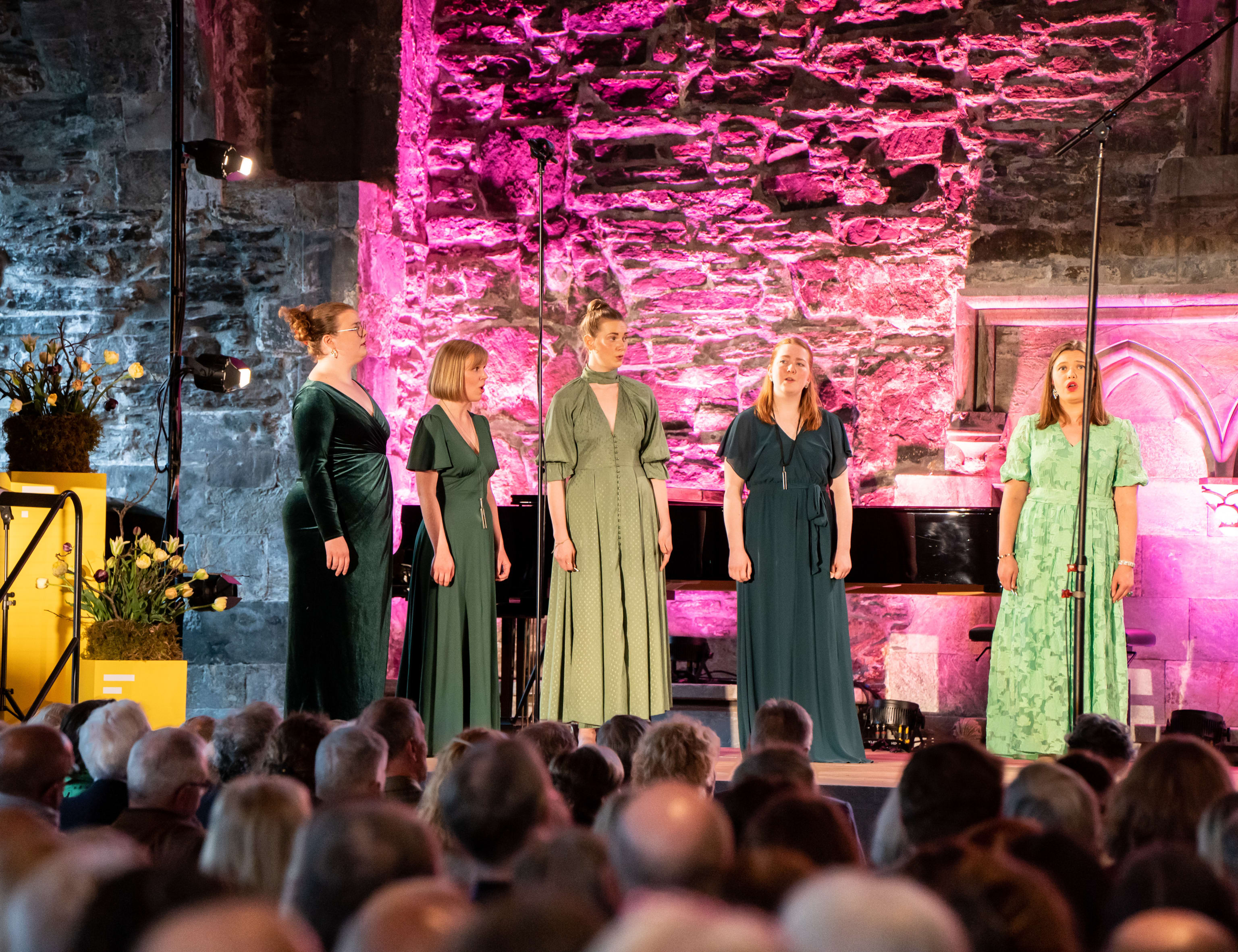 Solistkoret Ung i Lise Davidsens musikalske univers. Foto: Synne Sofi Bårdsdatter Bønes