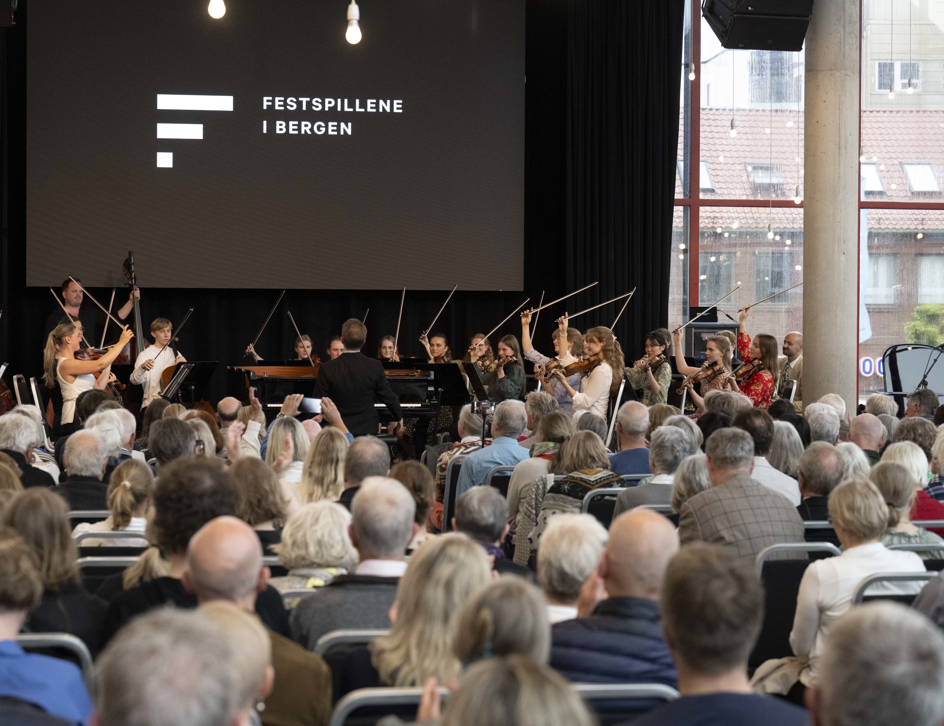 Camerata Bergen m Leif Ove Andsnes. Foto: Thor Brødreskift