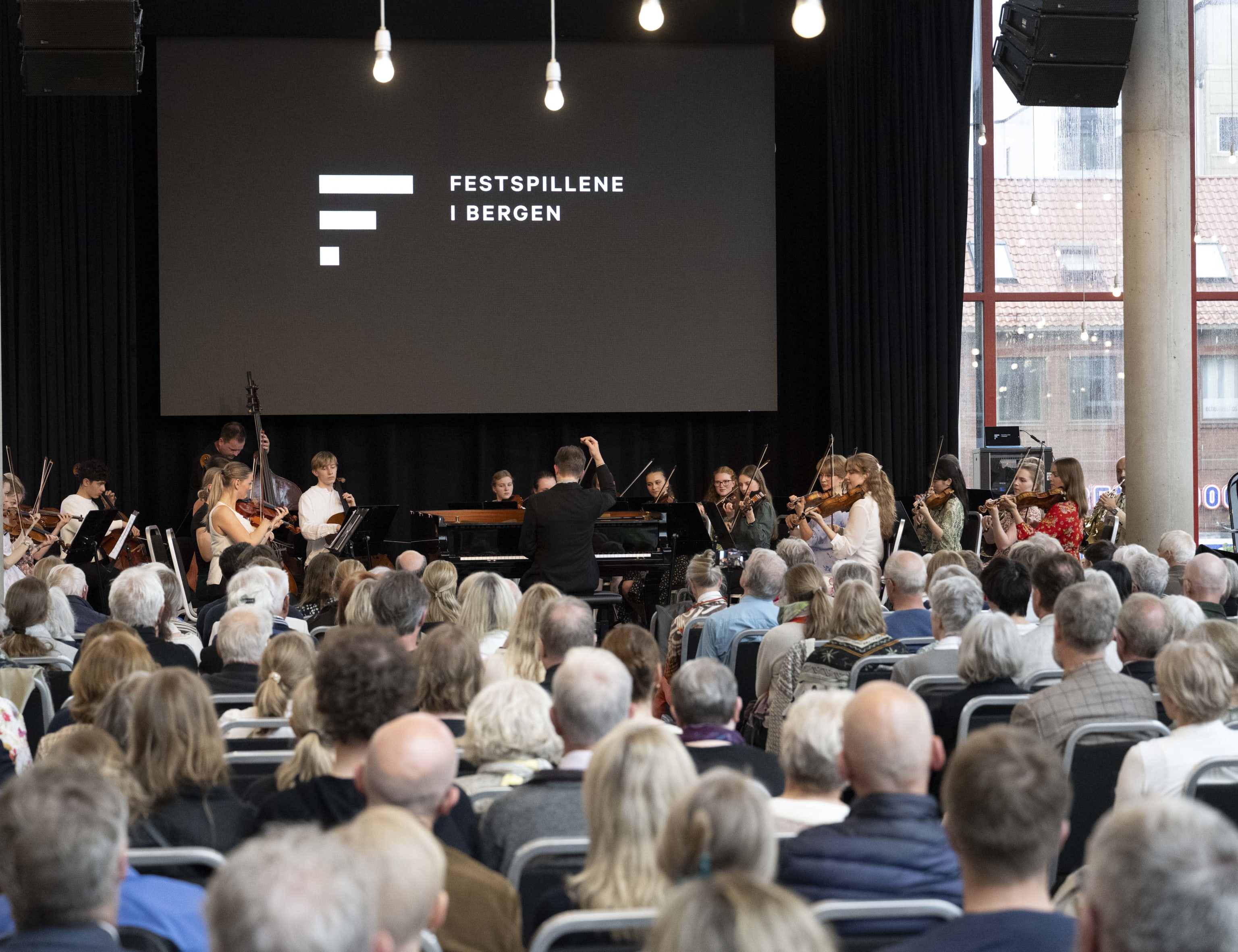Camerata Bergen m Leif Ove Andsnes. Foto: Thor Brødreskift