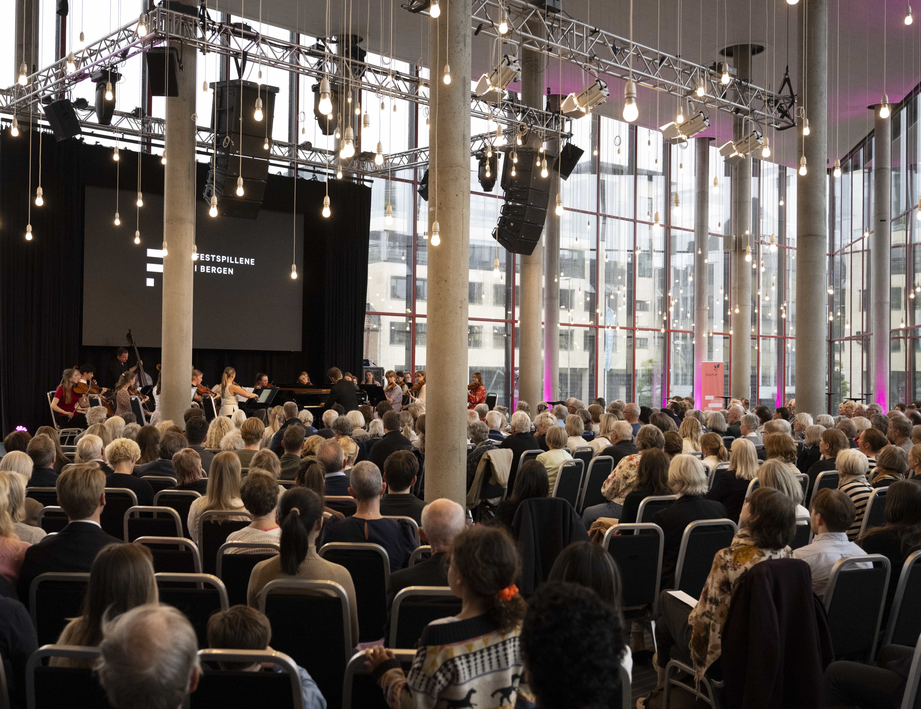 Camerata Bergen m Leif Ove Andsnes. Foto: Thor Brødreskift