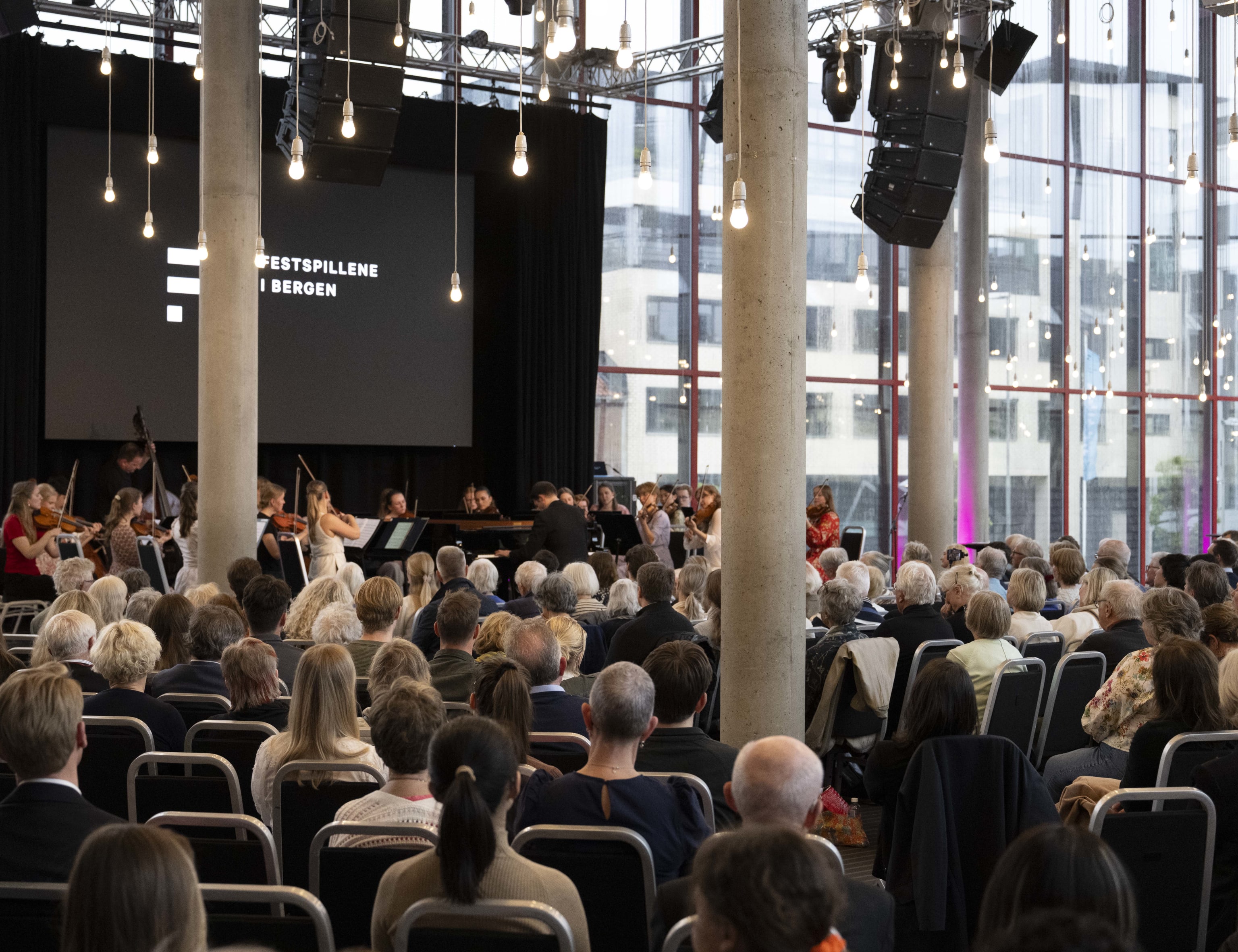 Camerata Bergen m Leif Ove Andsnes. Foto: Thor Brødreskift